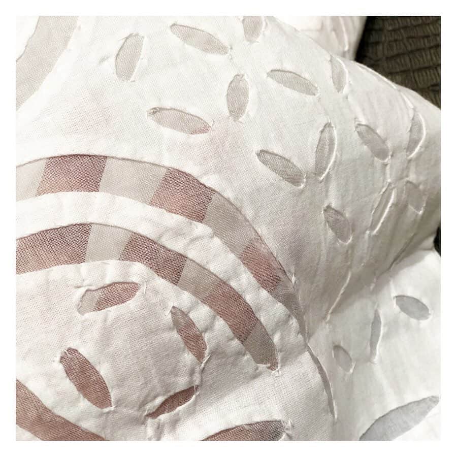BEARDSLEY offcial instagramさんのインスタグラム写真 - (BEARDSLEY offcial instagramInstagram)「リラックスできるスペースにも 気を配りたい。 . インドのハンドステッチシリーズに ベッドカバーとクッションカバーが入荷してます。 . bedcover ¥18,000+TAX cushioncover ¥9,000+TAX . . . #beardsley #summer #embroidery #bedcover #cushioncover #ビアズリー #刺繍 #インテリア #ベッドカバー #クッションカバー」6月9日 22時14分 - beardsley.pr