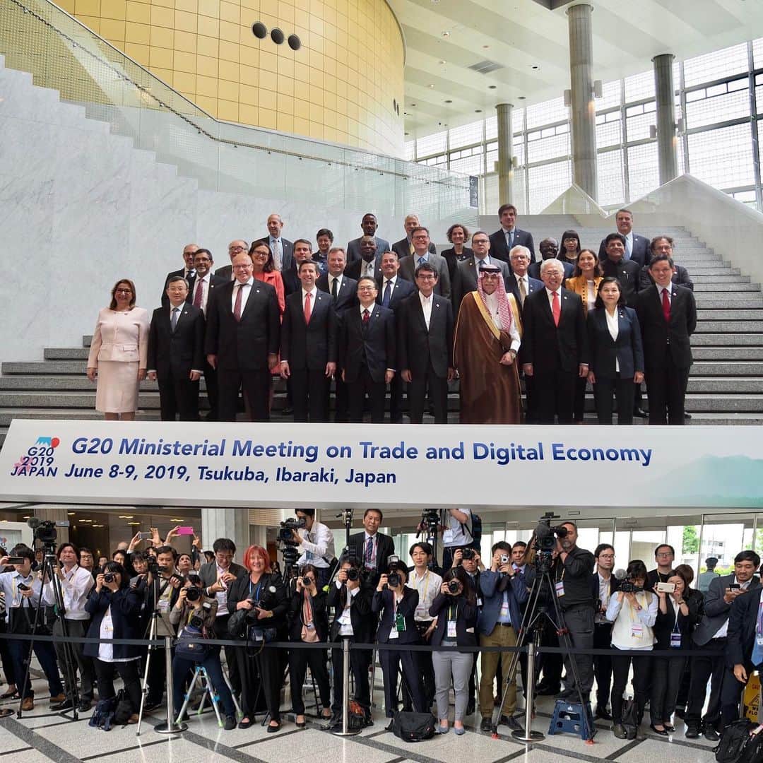 世耕弘成のインスタグラム：「Ｇ２０貿易・デジタル経済大臣会合の集合写真。閣僚側から撮ると☺️」
