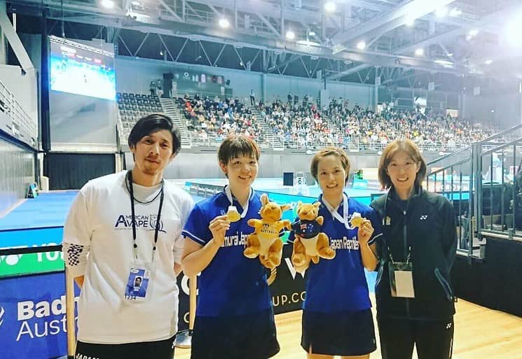 末綱聡子のインスタグラム：「フクヒロ、オーストラリアOP優勝🇦🇺🏆🏸 今井監督の復帰初帯同で優勝🏆 心強かったし、もちろん選手が1番心強かったはず👍 色んな嬉しさを感じております😭 大日向先生もサポートありがとうございました！  来週は実業団選手権大会🏸 アメリカンベイプ岐阜バドミントンチームとして挑む初めての団体戦🏸 皆で元気良く盛り上げて挑戦します💪 次はチームの応援をよろしくお願いします🙏🦉🏸 #優勝は嬉しい😊 #恒例のじゃんけん #私が負けた #でもフクヒロ優勝したから良し👍 #でも次は勝つ✊✌️✋」