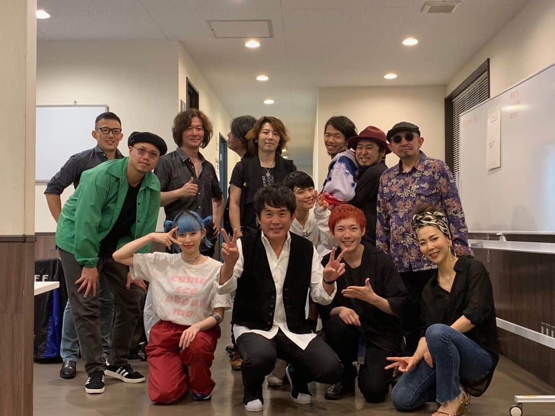 モリシーのインスタグラム：「SING LIKE TALKING×Awesome City Club@豊洲PIT ありがとうございました！ 最高な1日でありました。  SLTサポートギター金澤健太とは、10代の時からジャムセッションをやってきた仲で、僕が本格的にギターを弾いてた最初の時期から知っている親友です。 時を経て親友とこんな素敵な共演ができて、感慨深かったですな。 お互い楽器を弾くことしかできなかったからこそ、今日があったのだと思います。続けててよかった。 SLTの皆様、きてくれた皆様、改めて最大の感謝を！  #singliketalking  #awesomecityclub」
