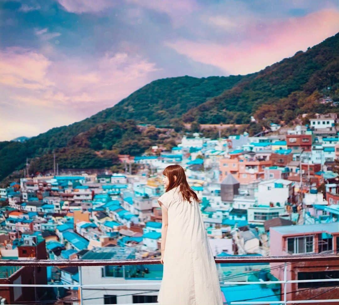 wacameraのインスタグラム：「#甘川洞文化村 #busan フリーランスフォトグラファー女子3人の韓国旅は、みなさんが想像つかないほどに爆笑の旅でした。 今まで長い間、興味のなかった韓国でしたが、撮影もご飯も買い物も楽しすぎる。韓国のいろんな都市に行ってみたいと思えるほどに。 もし、私のように長いこと倦厭してる人がいたら一度ぜひ試してください。」