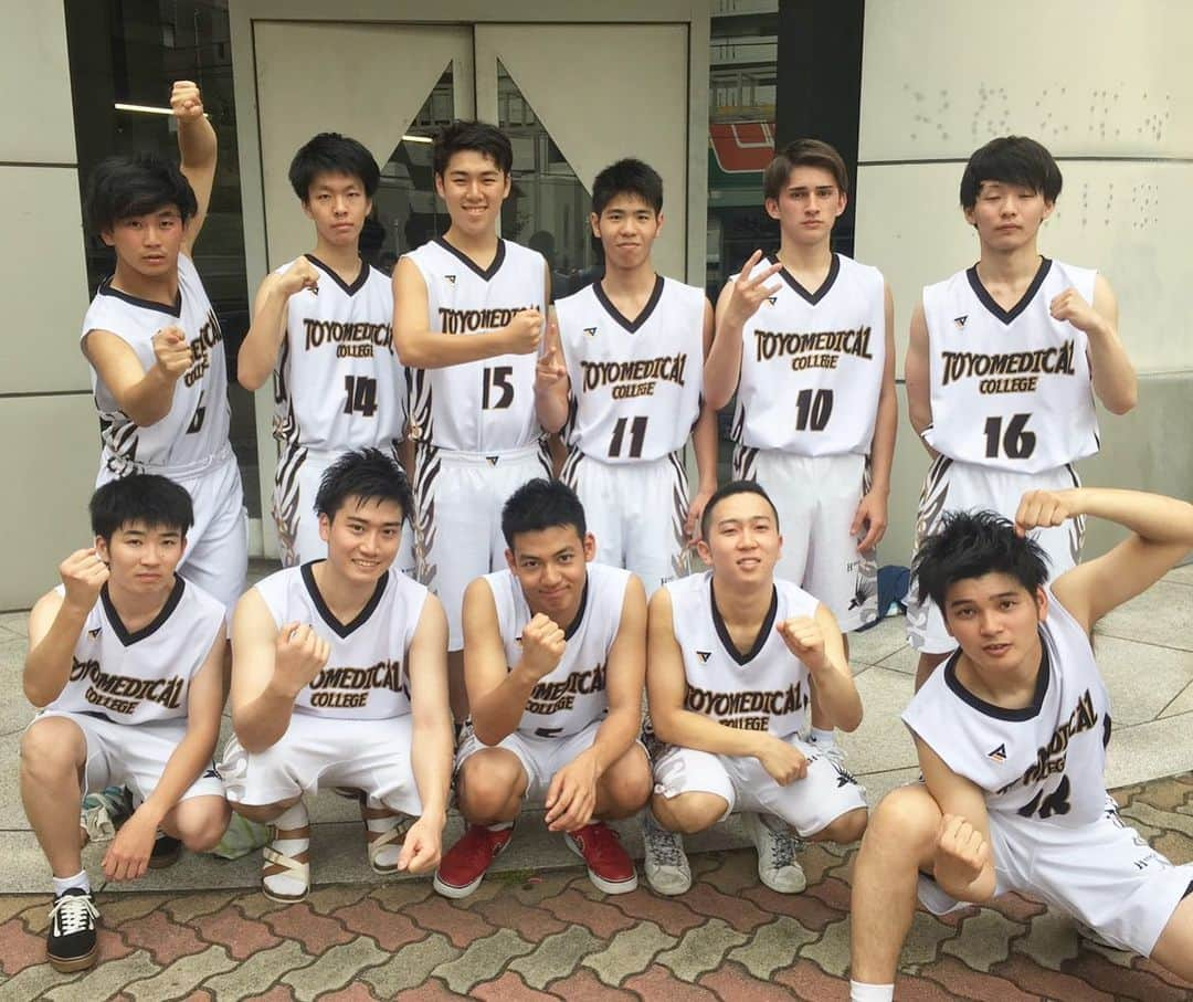 東洋医療専門学校さんのインスタグラム写真 - (東洋医療専門学校Instagram)「☺︎☺︎☺︎ . ＼ 🏀バスケットボール部⛹️‍♂️ ／ . 本日、男子バスケットボール部の試合がありました😆❗️ . 結果は64-62❗️ 接戦の末、、見事勝利🙌✨ . みなさんお疲れ様でした☺️♩ 次の試合も頑張ってね💪🔥 . #東洋医療専門学校 #東洋のぞき見 #部活 #クラブ活動 #バスケ #🏀 #⛹️‍♂️ #男子 #バスケ部 . #今日の試合 #結果  #見事 #勝利！ #みなさん #本当に #お疲れ様でした！ #これからも #頑張ってね #応援しています . #東洋 #医療 #専門学校 #TMC #新大阪 #歯科技工士 #救急救命士 #鍼灸師 #柔道整復師 #楽しい学校生活」6月9日 22時25分 - toyo_medical_college