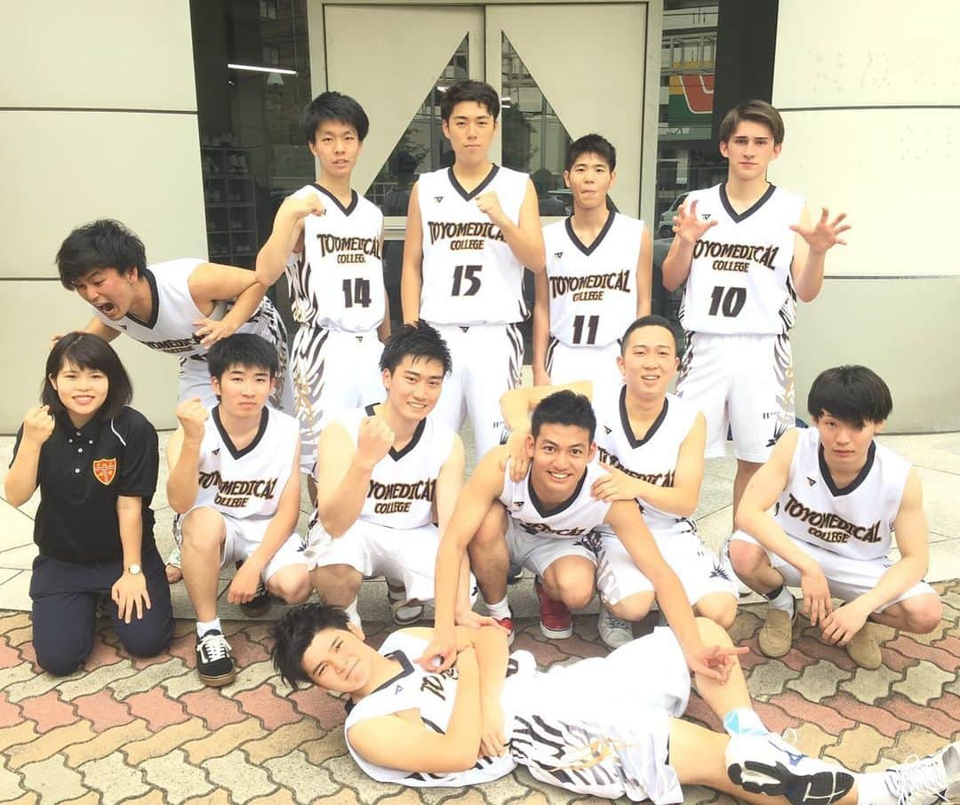 東洋医療専門学校さんのインスタグラム写真 - (東洋医療専門学校Instagram)「☺︎☺︎☺︎ . ＼ 🏀バスケットボール部⛹️‍♂️ ／ . 本日、男子バスケットボール部の試合がありました😆❗️ . 結果は64-62❗️ 接戦の末、、見事勝利🙌✨ . みなさんお疲れ様でした☺️♩ 次の試合も頑張ってね💪🔥 . #東洋医療専門学校 #東洋のぞき見 #部活 #クラブ活動 #バスケ #🏀 #⛹️‍♂️ #男子 #バスケ部 . #今日の試合 #結果  #見事 #勝利！ #みなさん #本当に #お疲れ様でした！ #これからも #頑張ってね #応援しています . #東洋 #医療 #専門学校 #TMC #新大阪 #歯科技工士 #救急救命士 #鍼灸師 #柔道整復師 #楽しい学校生活」6月9日 22時25分 - toyo_medical_college