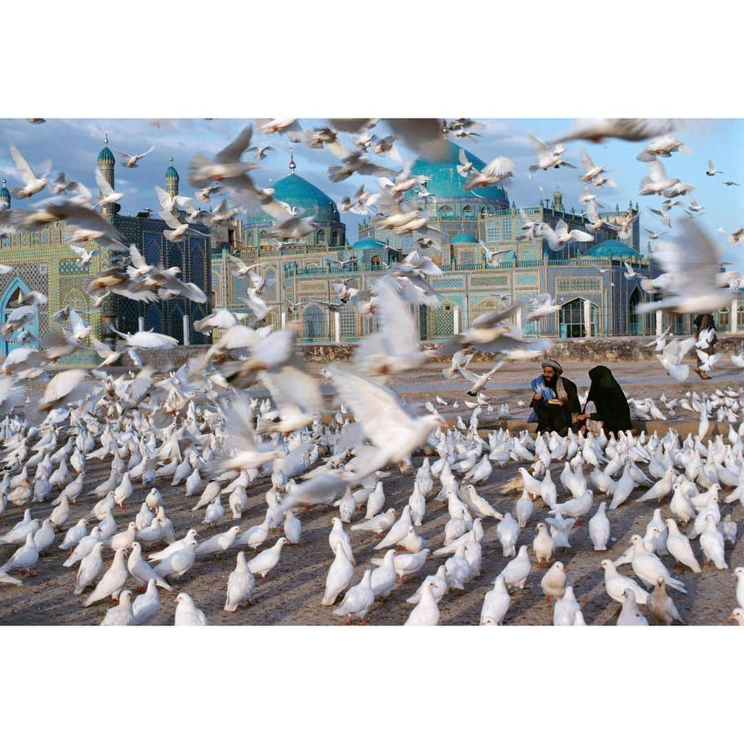 スティーブ・マカリーさんのインスタグラム写真 - (スティーブ・マカリーInstagram)「A husband and wife feed white doves on a pilgrimage to the Shrine of Hazrat Ali, Blue Mosque. Mazar-i-Sharif, #Afghanistan, 1991.」6月9日 22時27分 - stevemccurryofficial