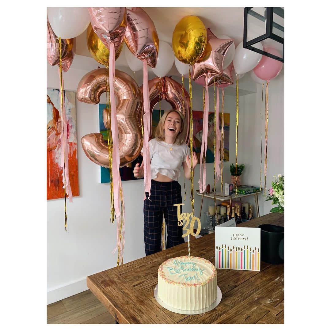 タニヤ・バーさんのインスタグラム写真 - (タニヤ・バーInstagram)「🥳🥂🎂」6月9日 22時27分 - tanyaburr