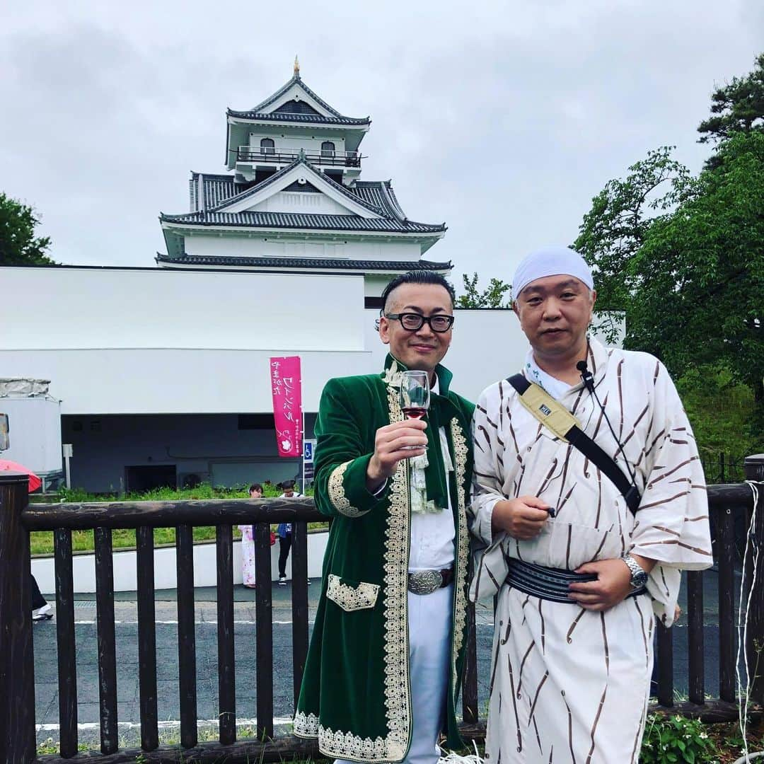 ひぐち君さんのインスタグラム写真 - (ひぐち君Instagram)「「やまがたワインバル2019inかみのやま温泉」のステージにて、タケダワイナリー岸平典子社長とトークショーをやらせていただきました🍷 小雨の中、上山城に並ぶ36のワイナリーのブースに来場者4000人と、かなりの盛り上がりでした。 ドメイヌタケダ アッサンブラージュ2013。レア度高し。 サントリー ジャパンプレミアムシャルドネの栽培農家の木村さんと醸造家の吉野さんの贅沢な2ショット。お二人の信頼関係があるからこそ生まれるワイン。 名子山が普通に飲めるのが凄い。小姫とはデラウェアのこと。 ふぁーすと すてっぷのナイアガラ。朝日町ワインにて醸造。 実行委員長の五十嵐さんと。 やっぱりお城には、貴族の衣装よりも浴衣が合います。 #やまがたワインバル 2019 #かみのやま温泉 #山形県 #上山市 #上山城  #日本ワイン 🇯🇵 #japanesewine #vinjaponais  #wine #vin #vino #winetime #winelover #instawine #wineexpert」6月10日 3時59分 - higehiguchi