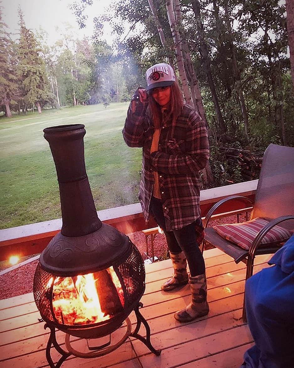 ケイトリン・オズモンドさんのインスタグラム写真 - (ケイトリン・オズモンドInstagram)「Camping weekends leads to stylish moments 😝 #plaid #campfire #naturalhabitat #goraptors」6月9日 22時31分 - kaetkiss