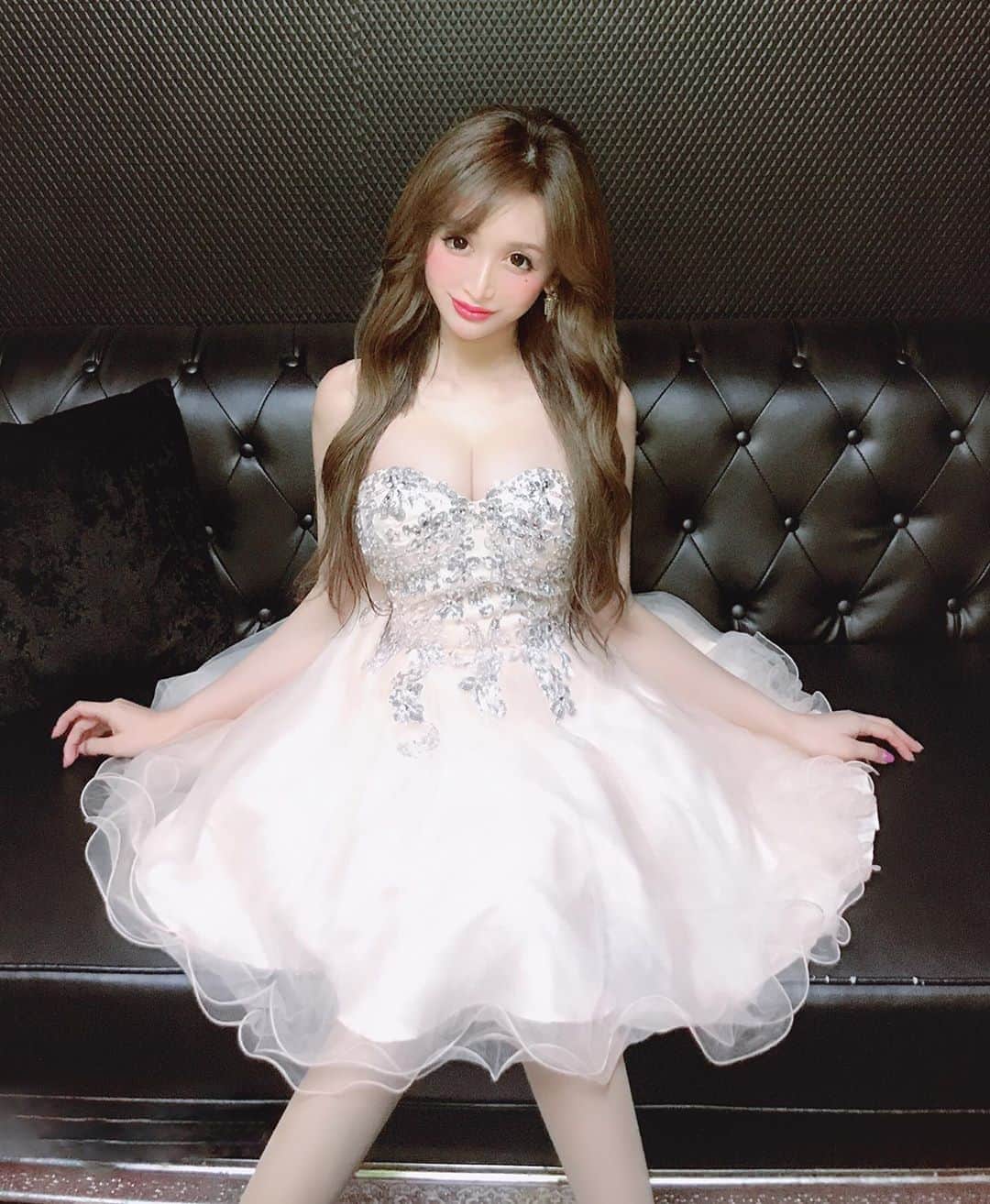 のインスタグラム：「#👗#👼🏻#👸#🦋 ✨ 【#sugarparty 】 の思い出...🙈📸💗💗 . #衣装 の#ドレス が本当に #可愛すぎ て 幸せでした 。。🥺👗💖 #princess#dress ..👑 . 今回、初めて行く地域での #イベント で 正直 不安も少しあったけど、 本当にあたたかい #新潟 の皆様に 心から 癒され💗💗 楽しむことができました 🥰💖 #感謝 💫✨ わざわざ会場に足を運んでくれたみんな、、 オファーを下さった 【 @nexs.niigata 様 】 【 @dress_sugar 様 】 ずっと優しくつきそっていてくれた #sugar 社長の 彩子さん🥺💖 【 @ayakosugar 】 そして イベントを盛り上げるために 沢山動いて下さっていた 全ての関係者の皆様に 心から 感謝の気持ちでいっぱいです 🙏💫✨❗️ #素敵な時間 をありがとうございます✨🥰❤️ . 沢山 笑って ᵕ̈* 刺激をもらって ✩⋆*⋆｡˚✨ 💙💖🔥 #POWER#フルチャージ ‪💪🏻💖💙 明日からまた 新たな気持ちで 頑張れそうです 🥰💫 またいつかどこかで..💋✨ #club #event #party #happy #LOVE #niigata  #愛してます 💜♥️🦋💫✨」