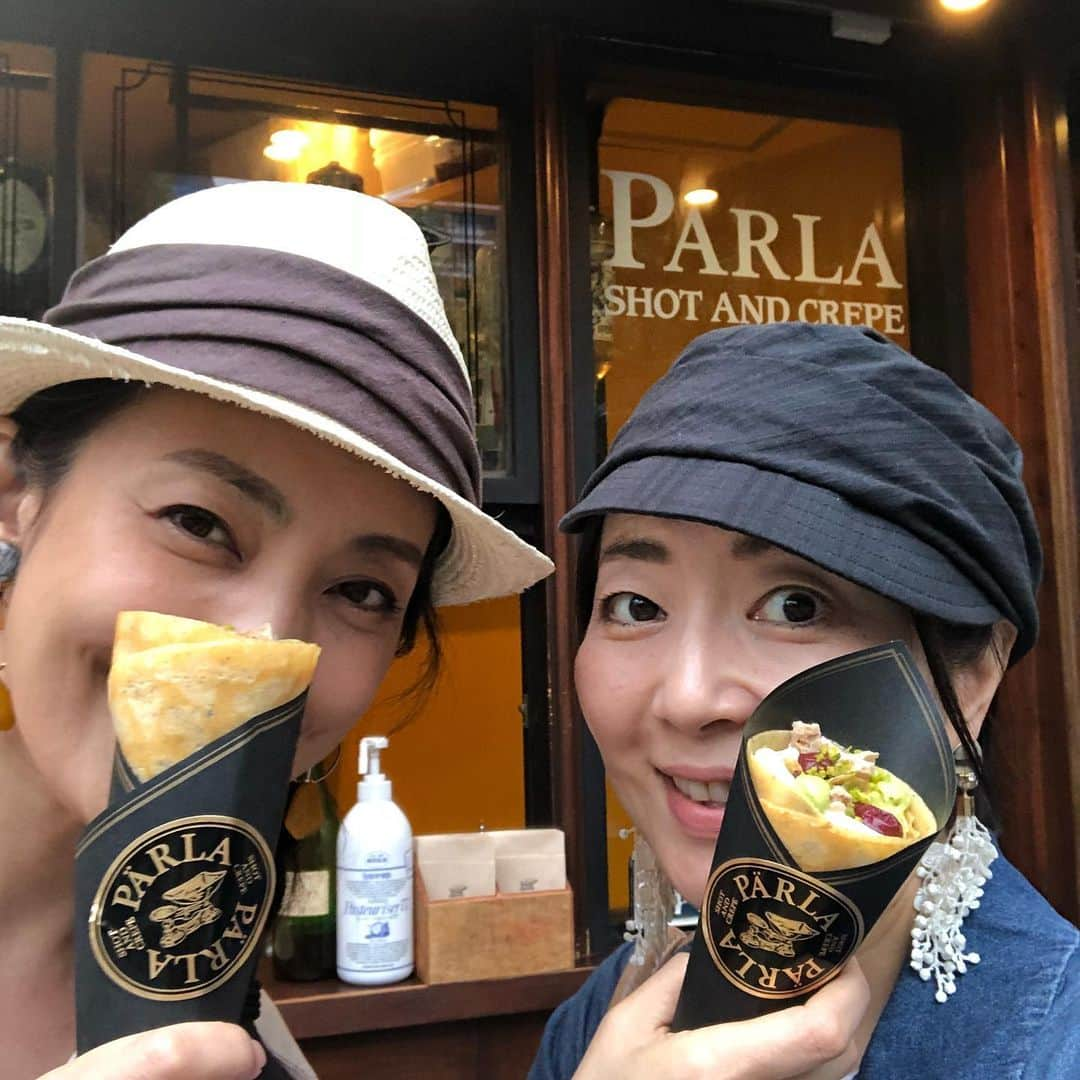 江藤あやさんのインスタグラム写真 - (江藤あやInstagram)「美里さんとデート❤️ 高級クレープ食べました。 ・ ピスタチオ・マスカルポーネ・グリオット・バニラ蜂蜜。 ・ 大好きな組み合わせ💕美味しいに決まってるよね😆 生地ももっちりしてて美味しかったよー！ リフレッシュ✨出来て楽しかった〜♬ 美里さん、忙しい中ありがとう💗 ・ #田中美里 さん #クレープ #parla  #パーラ  #スイーツ好きな人と繋がりたい」6月9日 22時32分 - ayayakko19