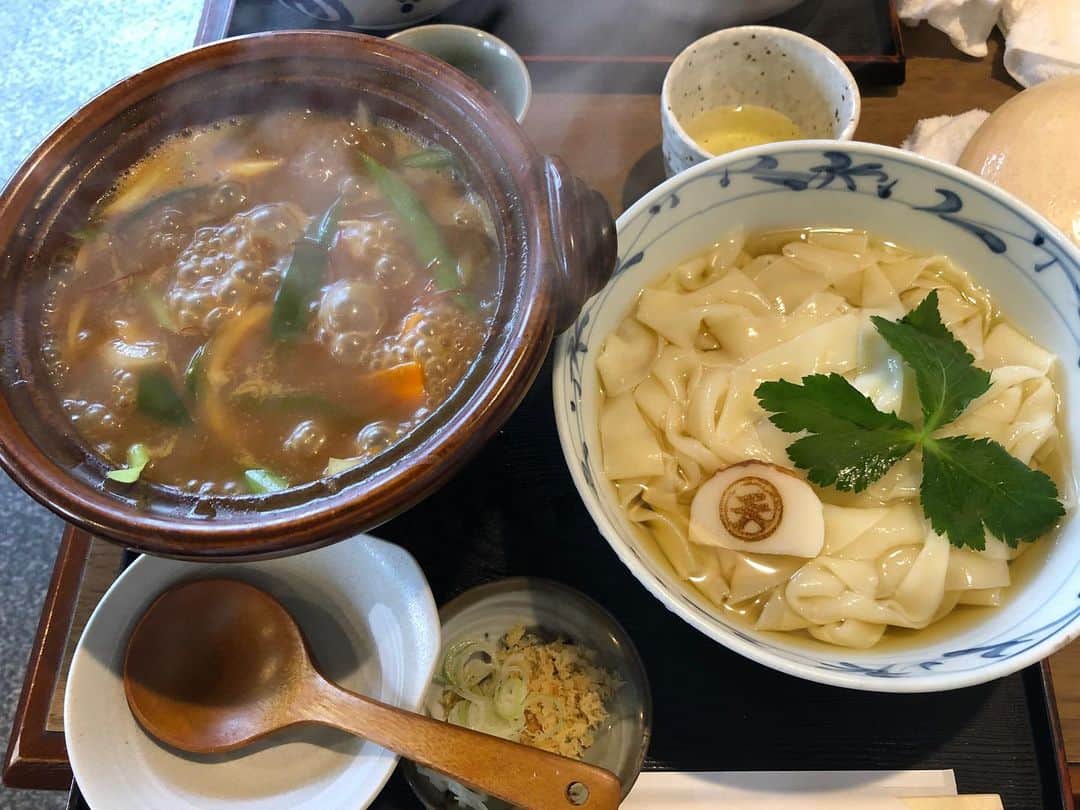 小林拓一郎さんのインスタグラム写真 - (小林拓一郎Instagram)「『千年 ニコ天』、何を食べても間違いなく美味しいんだけど、本日、この「カレー冷やし きしめん」に出会い、ぶっ飛びました。  今日はちょっと肌寒い、だから温かい麺が食べたい、でも冷やしならではの、麺のコシも楽しみたい、アーーーってなってたところ、どちらの願望も満たしてくれた最高の逸品！  やべ、腹一杯食べたのに、もう食べたくなってる。  超超超オススメ！  #tdx #千年ニコ天 #めしてろ」6月9日 22時35分 - kobataku33
