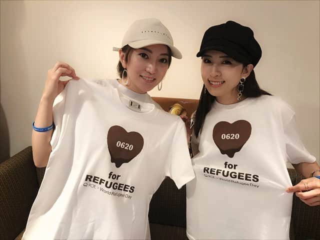 加藤綾菜さんのインスタグラム写真 - (加藤綾菜Instagram)「国連UNHCR協会の方にあってきました✨ QpotさんとコラボしたチャリティーTシャツも購入しました✨ 日本で平和に暮らしているけれど世界で住む場所がない方達が7000万人以上いるなんて、、、無知すぎた😢🙏 色々考えさせられました。 一緒に行ったのは 松井絵里奈❤️ #世界平和 #0620 #難民の日」6月9日 22時38分 - katoayana0412