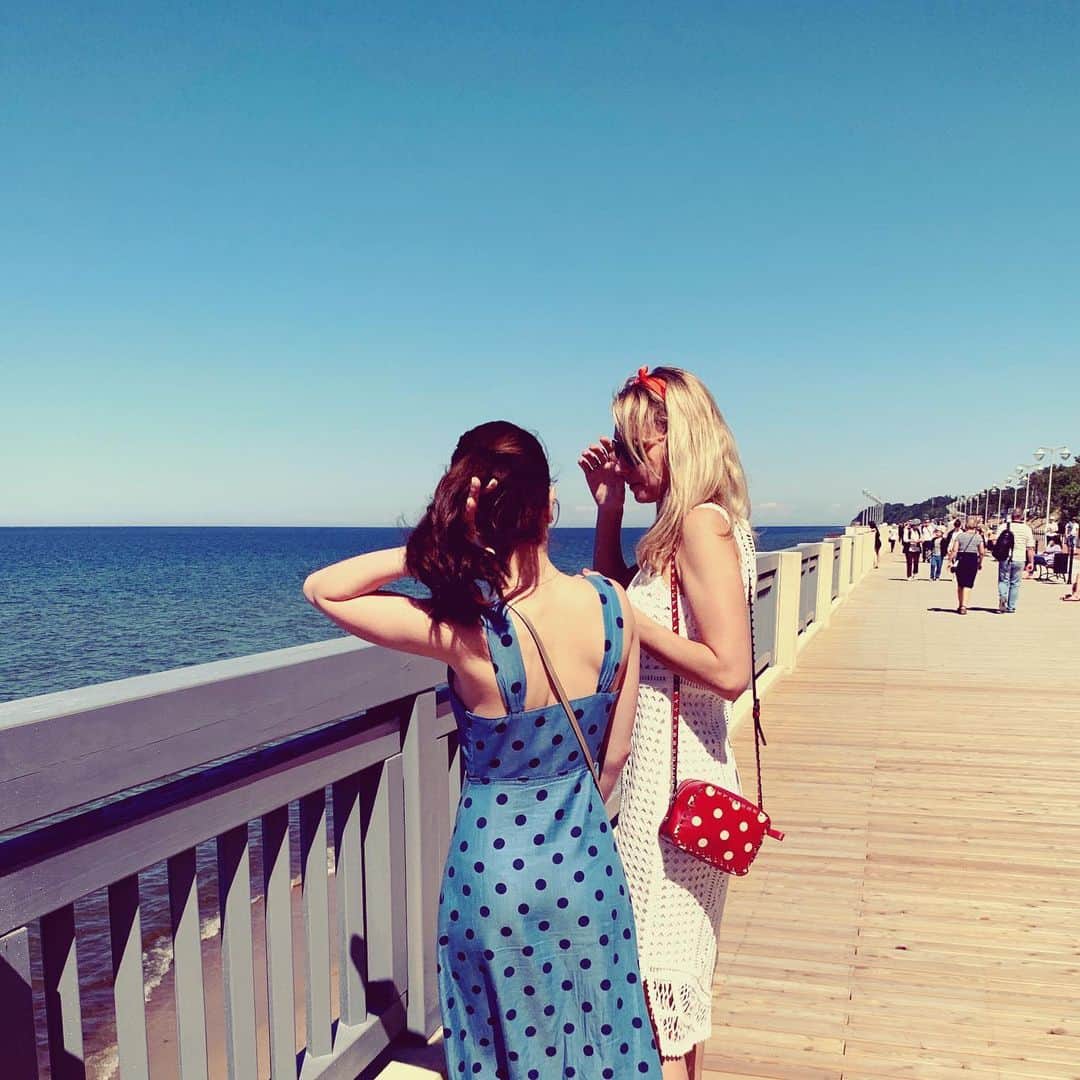 ナタリア・イーシェンコのインスタグラム：「О чём говорят девушки? ☀️🌊🥰#лето #солнце #море #сестры #светлогорск #калининград」