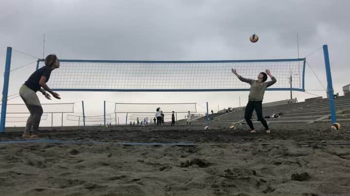 浦田景子のインスタグラム：「元相方でフットサル選手のゆい⚽️ 雨の中練習付き合ってくれました！ トスばりうま。  #beachvolleyball#フットサル #azvertfujisawa#cpfu」