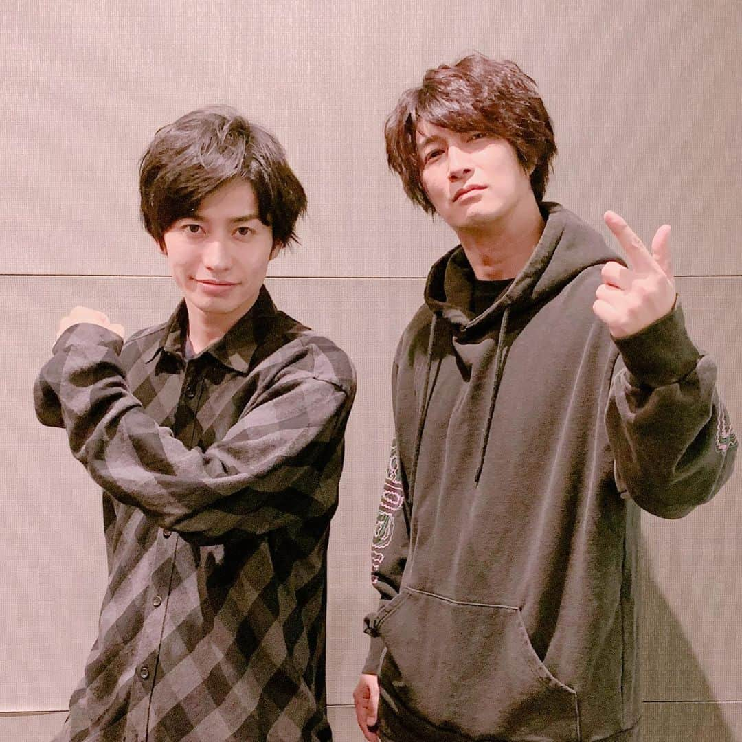 武田航平さんのインスタグラム写真 - (武田航平Instagram)「#交換変身 #天野浩成 #こうせいさん #仮面ライダーブレイド #仮面ライダービルド #仮面ライダーギャレン #橘朔也  #仮面ライダーグリス #猿渡一海 #samurai  #maskedrider  #仮面ライダー #japaneseactor  #japanesehero #假面骑士格里斯 とある作品でこうせいさんと… ぼくがツボりまくる事態に… こうせいさんの芝居力凄かったです！！ イケメンなのに… えぇ！？みたいなこと沢山してくるのです。 おたのしみに！ #ジオウでてない我々… #いつ呼ばれるのですかね #もう終わっちゃいますね あ、この身長差はぼくが足開いてるだけですからね。 ※本気で言ってるのに伝わらないからストーリーズに引きで載せました。 ※2...振りから落ちまでお付き合い頂いた皆さまありがとうございました！笑 時系列を想像して楽しんでください。 敢えて絡みまくってみました。お許しくださいませ〜☺️」6月9日 22時43分 - kouhei_takeda.official