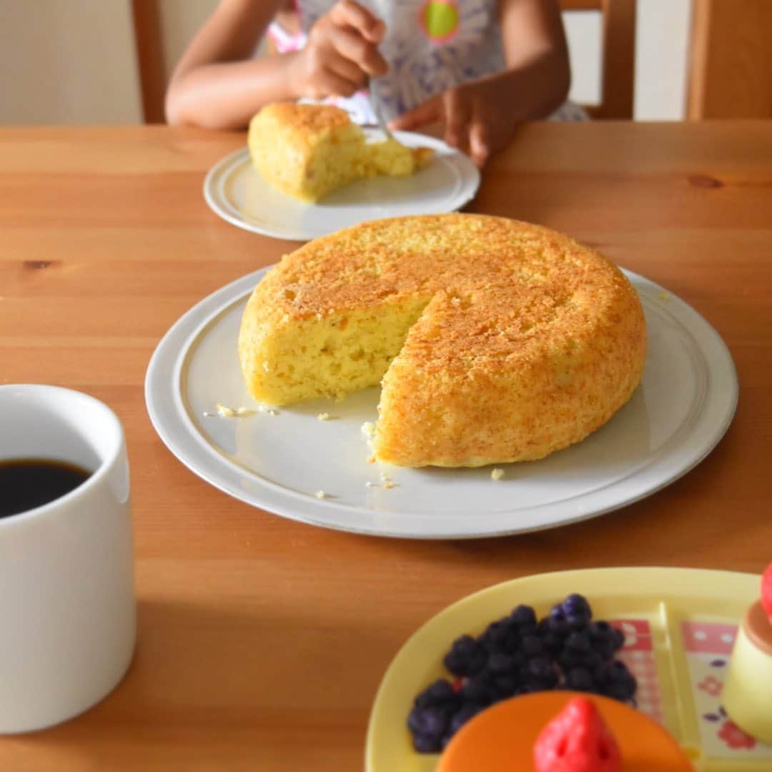 山崎佳のインスタグラム：「かなり柔らかくなってしまったバナナを消費するため、バナナケーキ。 「ママにも作ってあげる！」と娘がパンケーキセット(おもちゃの)を準備してくれました。こういうの作ってくれるのは嬉しいんだけど、上の子は最近片付けを全然しないから、あっという間に家の中がカオス。下の子は「ないない」を覚えたから片付け？はしてくれるけど、リモコンをゴミ箱にないないしてくれたりするから、大事なものが無くなりそうでこわい。」
