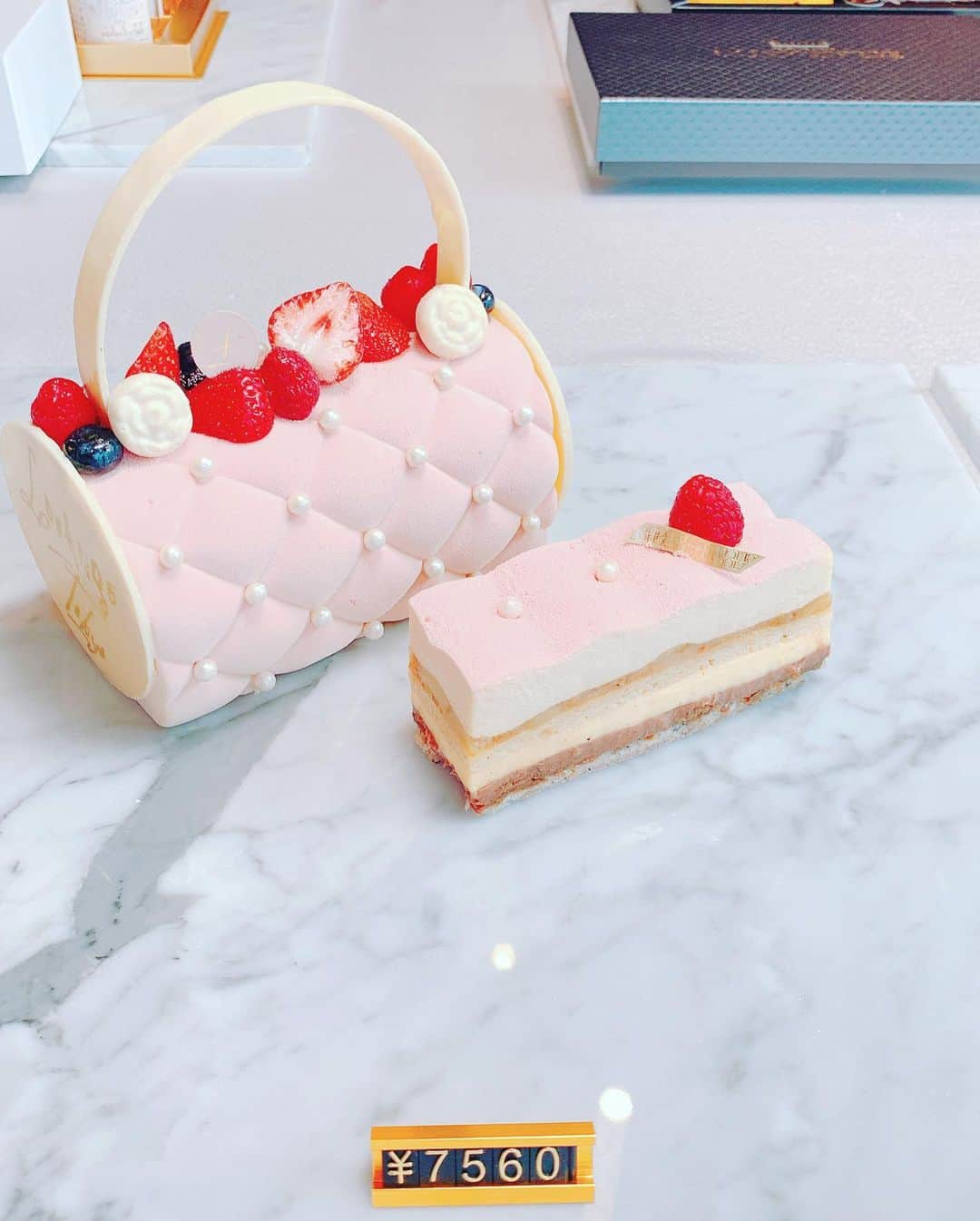 森下悠里さんのインスタグラム写真 - (森下悠里Instagram)「可愛いいい💓 So sweet💓な熊さん💖 - 素敵なケーキ10連写🎂🍰🧁✨ swipeしてね💓 - @louange.tokyo #party #summer #correction #cake #cakedecorating #kawaii」6月9日 22時55分 - yuurimorishita
