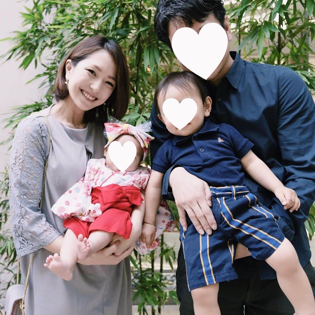 Remiさんのインスタグラム写真 - (RemiInstagram)「family pic👨‍👩‍👧‍👦 4人の家族写真も段々増えてきました♪ 2人目になると一つ一つの行事がつい疎かになりがちなので、なるべく平等にしようと心掛けています🙌 お食い初めの帰りには、記念に可愛いプリザーブドフラワーを買って帰りました👶🏻🌼 . . .  質問にあった私と娘の洋服は @milktea_junyufuku のもの。 授乳服のフォーマルウェアは季節を問わず着られる袖レースの七分袖✨  娘の袴ロンパースは長く着られるように80サイズで👘来年の節句まで着られるかな🌸 メンズはネイビーで統一して主役を立てました👯‍♂️ 【 #ootd 】 dress… #milktea  @milktea_junyufuku  bag… #airrelondon  @airre_london  shoes… #zara @zara . . 【👶🏻ootd】 dress… @milktea_junyufuku  head accessary… @haruulala_japan . . 【👦🏻ootd】 tops… #gap @_baby_gap_  pants… #hydrogen @hydrogen_official . モノトーンに映えるバッグは @lovetabi_travel キャンペーン対象です🇬🇧. . .  #家族写真 #お食い初め #100日祝い #ミルクティー #授乳服 #授乳コーデ #ママコーデ #babyboy #1y9m #babygirl #0y3m #LOVETABIMama」6月9日 22時53分 - remi_912