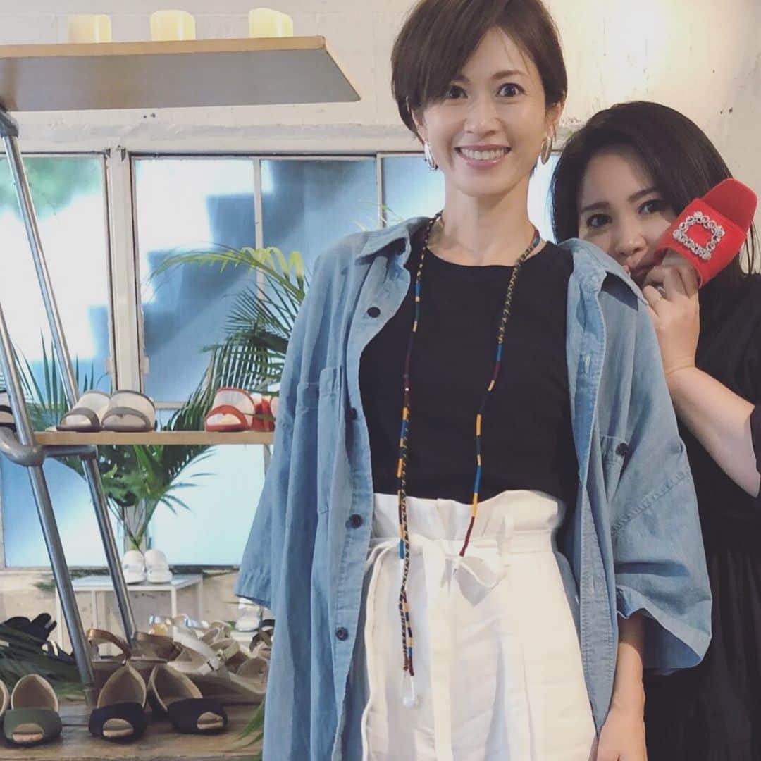のインスタグラム：「@vanitybeauty_official 展示会へ。 久しぶりに@momo_k1014 ちゃんにも会えた❤ グリーン×ブルーのサテンのフラットシューズや赤のレインシューズをオーダーしました😊」