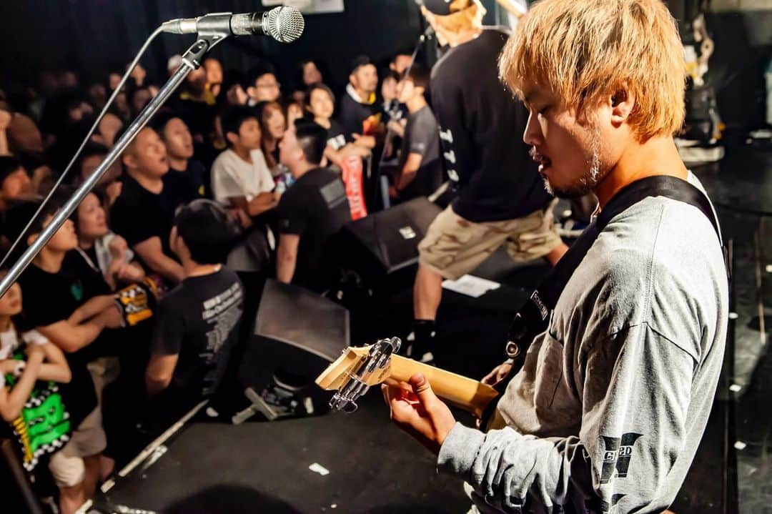 SHADOWSさんのインスタグラム写真 - (SHADOWSInstagram)「‪KEMURI TOUR 2019"ANCHOR" at 柏PALOOZA！‬ ‪若い頃からの憧れだったKEMURIと対バン出来て最高の思い出になりました！ありがとうございました！‬ ‪次のライブは6/15(土)”SATANIC CARNIVAL”！いよいよライブ会場限定販売のNew EP『BUILD』発売開始です！‬ ‪📸by @TAKA_tallman ‬ ‪#shadowsjapan #KEMURI‬」6月9日 23時04分 - shadows_japan