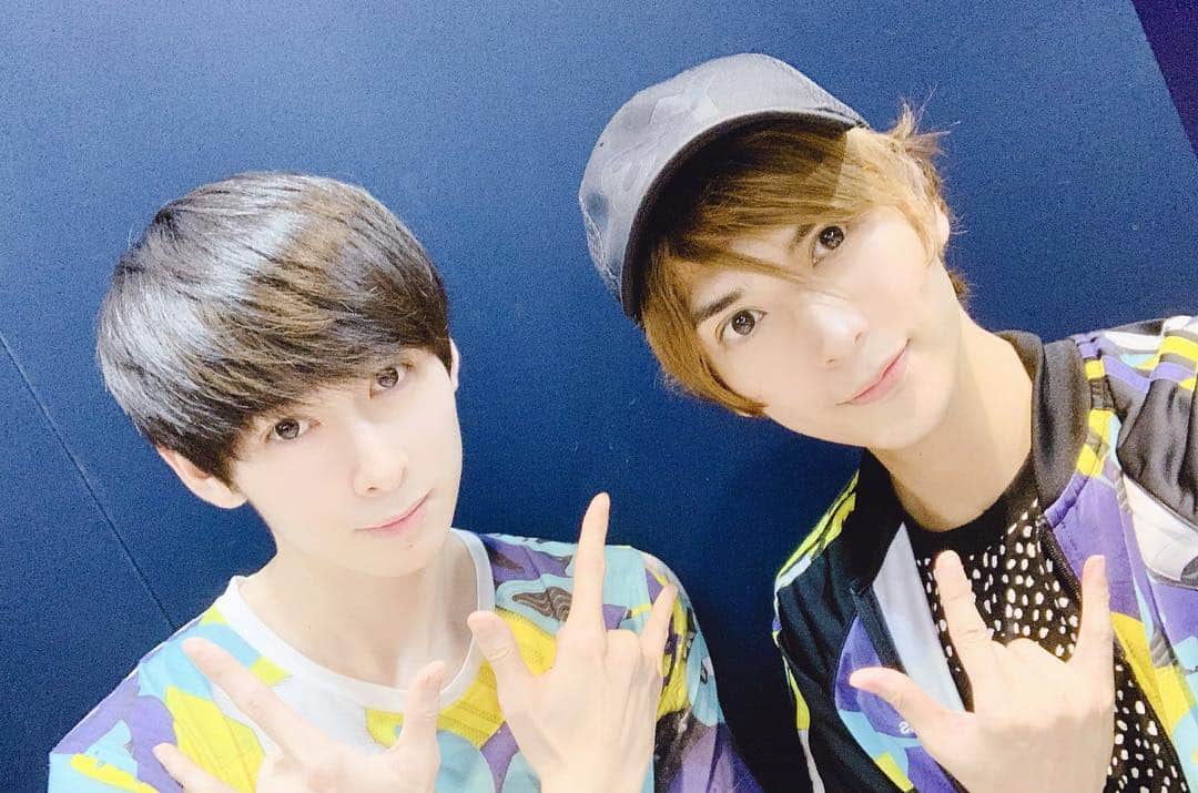 仲田博喜のインスタグラム：「本日も刀ミュ稽古終了。  疲れたけど、今日も楽しかったです(^_^) モノは違うけど、稽古着のデザインかぶった（笑）奇跡（笑）  #刀ミュ #ペアルック #adidas #Tシャツ #MA1 #ポーズ #何だ？」