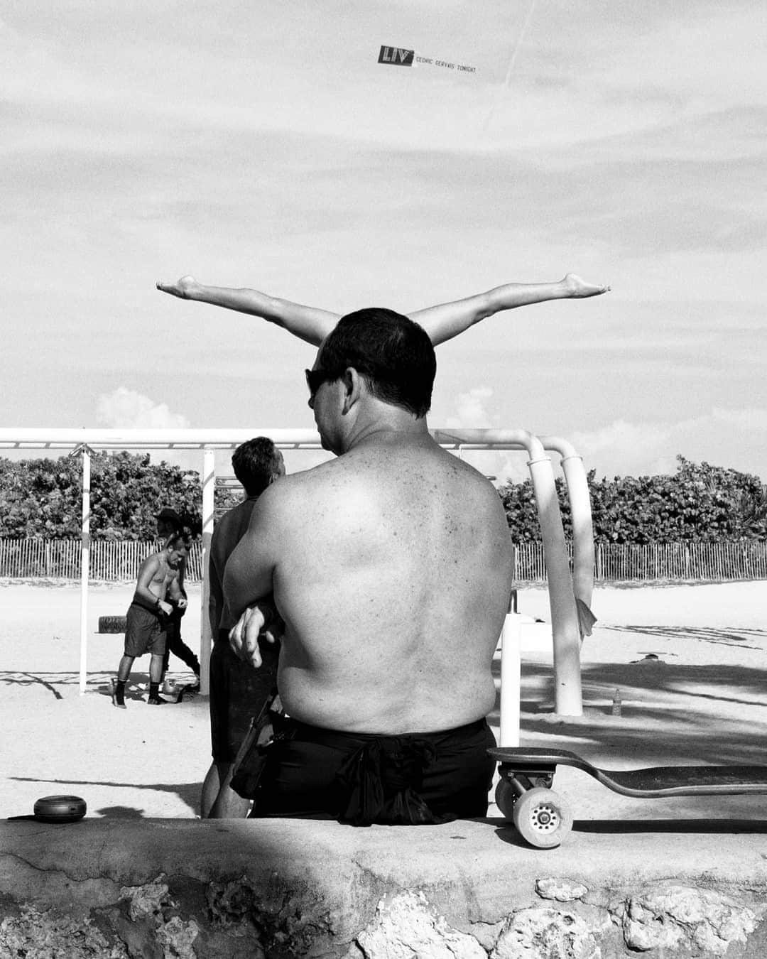 ライカさんのインスタグラム写真 - (ライカInstagram)「Here's just one shot from Brian Demby's (@dembymalibu) #SoBeSundays series, documenting the characters and coincidences of Miami Beach, Florida. Where's your favorite spot for a Sunday shoot?  #LeicaCamera #Leica #🔴📷 #Leicagram #LeicaM #LeicaM240 #TheLeicaLook #LeicaWorld #Leica_Club #LeicaSociety #LeicaPhoto #ShootLeicaPro #streetphoto #streetphotography #bnw_world  #streetsofmiami #documentaryphotography #decisivemoment」6月9日 23時00分 - leica_camera