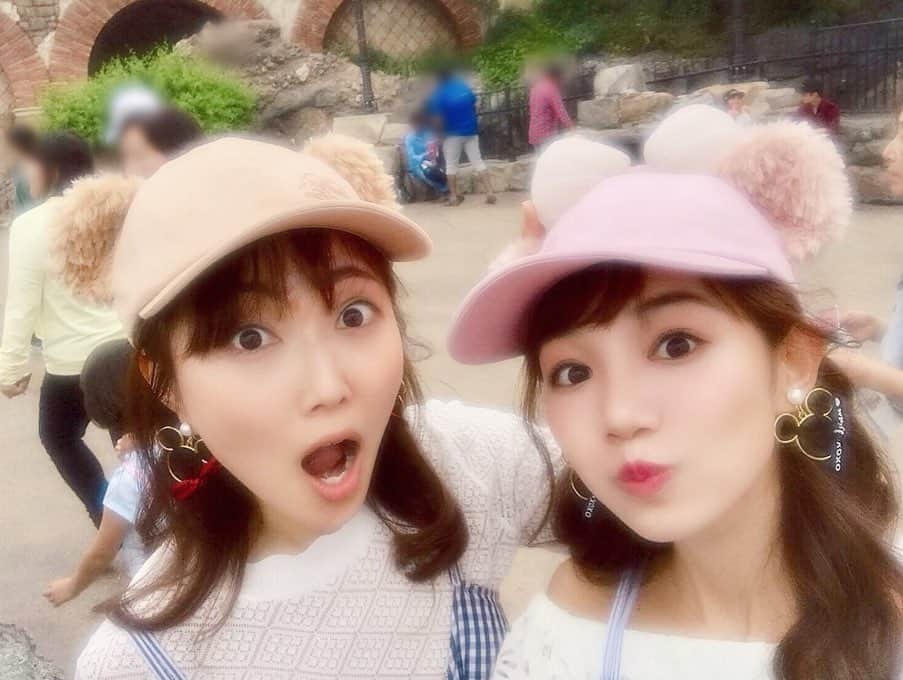 木南清香さんのインスタグラム写真 - (木南清香Instagram)「🐻💓🐻 ・ ・ ゆうみちゃんと…♡ ディズニーデート👭🌈🎈 ・ #ダッフィーのサニーファン が始まって フォトスポットもグッズも可愛すぎて クマった🙈←これは、サル。笑 ・ #🐻 #ダッフィー #シェリーメイ #お揃いコーデ #東京ディズニーシー #咲妃みゆ#木南清香」6月9日 23時02分 - kinami_sayaka