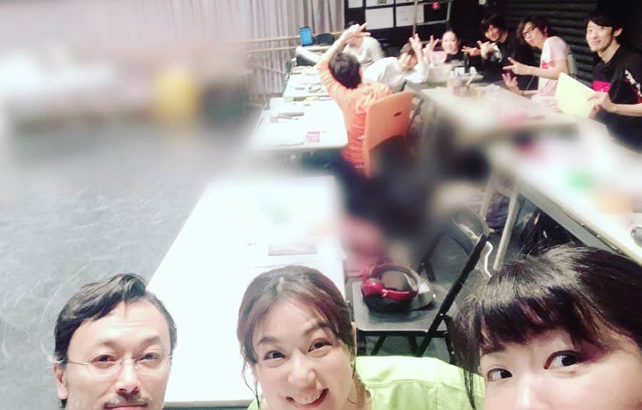 愛純もえりのインスタグラム：「囚われのパルマ、お稽古進んでおりますっ❗️ . 毎日呑んでばっかだと思ってたでしょ〜？？笑 お稽古してるのよ〜ん✨ . . 製薬会社の研究員という、私にとって難しく経験のないテーマですが、分からない事も皆さんとても優しく教えて下さいます✨ 入って〜って言ったらみんなこっち見てくれた💓 . . 場面を作っていく上で、お芝居を色んなパターンでやらせてもらえるのがとても楽しかったなぁ💐 . . お稽古場でのおやつも載せといた🍭🍬🍩 チケット、まだ間に合う❗️ #舞台パルマ」