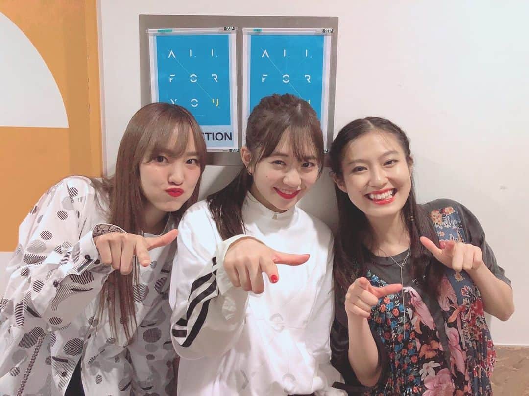 飯窪春菜のインスタグラム：「昨日はお休みだったので、「フェアリーズ LIVE TOUR 2019 —ALL FOR YOU—」に行ってきました☺️💓 恒松祐里ちゃんと一緒に観てて大興奮でしたあ😭💓 「都立水商~令和~」でも一緒の伊藤萌々香ちゃんキレキレ過ぎて惚れるー！ ほんと、ドラマ撮影の時はそんなキレキレな雰囲気を一切感じず、かわいいいいいももかちゃんだったから、そのギャップの凄いこと…！ フェアリーズの皆さん、とてもかっこよかったです🥰❣️❣️ あ、この着ているポケモンシャツ、ももかちゃんと一緒にオーダーしに行ったんですよ〜☺️💓💓 その時のももかちゃんの可愛い写真、また載せますね！  1枚目のポーズは「都立水商~令和~」から、シャンパンコールのポーズ🥂ふふ  そんな今夜は、MBSにて24:50〜第6話が放送です！ お楽しみに☺️🌸🌸 #都立水商  #フェアリーズ  #フェアリーズlivetour2019  #伊藤萌々香 #恒松祐里 #2人とも #水商で一緒 #はるなの毎日  #飯窪ってる」