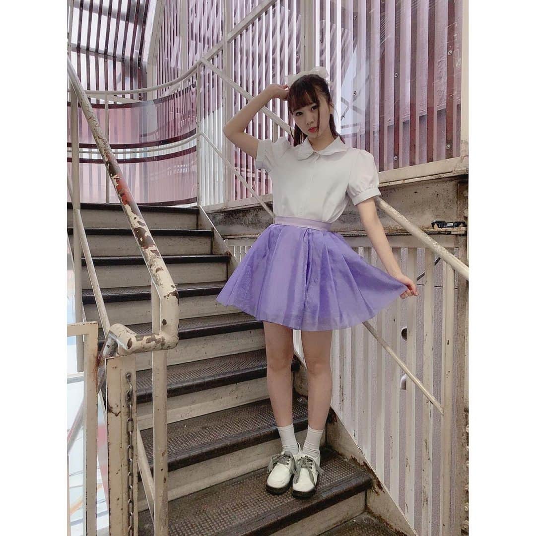 浜田翔子さんのインスタグラム写真 - (浜田翔子Instagram)「VUENOS最後だからしんみりした。  デザインした紫衣装ももうあと1度きるかきないか。。🧚‍♀️ #でこっぱち #アイドル卒業  また流行りの #ギャルポーズ 🍬🧞‍♀️🧞‍♂️次は14日！ラジオからのTFMホール！16日はシダックスカルチャーホールからソフマップイベントです🥺❤️ #ヘアアレンジ #アイドル #ポニーテール #でこっぱち」6月9日 23時20分 - shoko_hamada