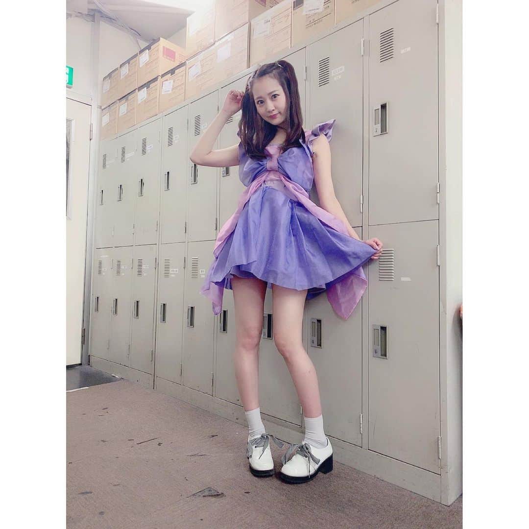 浜田翔子さんのインスタグラム写真 - (浜田翔子Instagram)「VUENOS最後だからしんみりした。  デザインした紫衣装ももうあと1度きるかきないか。。🧚‍♀️ #でこっぱち #アイドル卒業  また流行りの #ギャルポーズ 🍬🧞‍♀️🧞‍♂️次は14日！ラジオからのTFMホール！16日はシダックスカルチャーホールからソフマップイベントです🥺❤️ #ヘアアレンジ #アイドル #ポニーテール #でこっぱち」6月9日 23時20分 - shoko_hamada