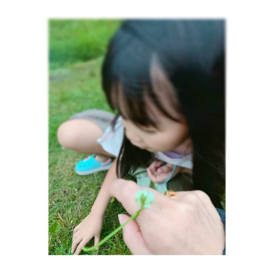 稲沢朋子さんのインスタグラム写真 - (稲沢朋子Instagram)「今日は、冷え込みましたね 週末みなさまゆっくり過ごされましたか 私は、癒された☺️ 姪っ子ちゃん達と蛍✨を観に行ってきました 自然を守る事をしたいと思った日🍀 #できる事から #蛍 #ホタル #美しい #癒し #お花のリング #作ってくれた #姪っ子 #プレゼント #volvo #xc60 #hotaru」6月9日 23時15分 - ina_tomo