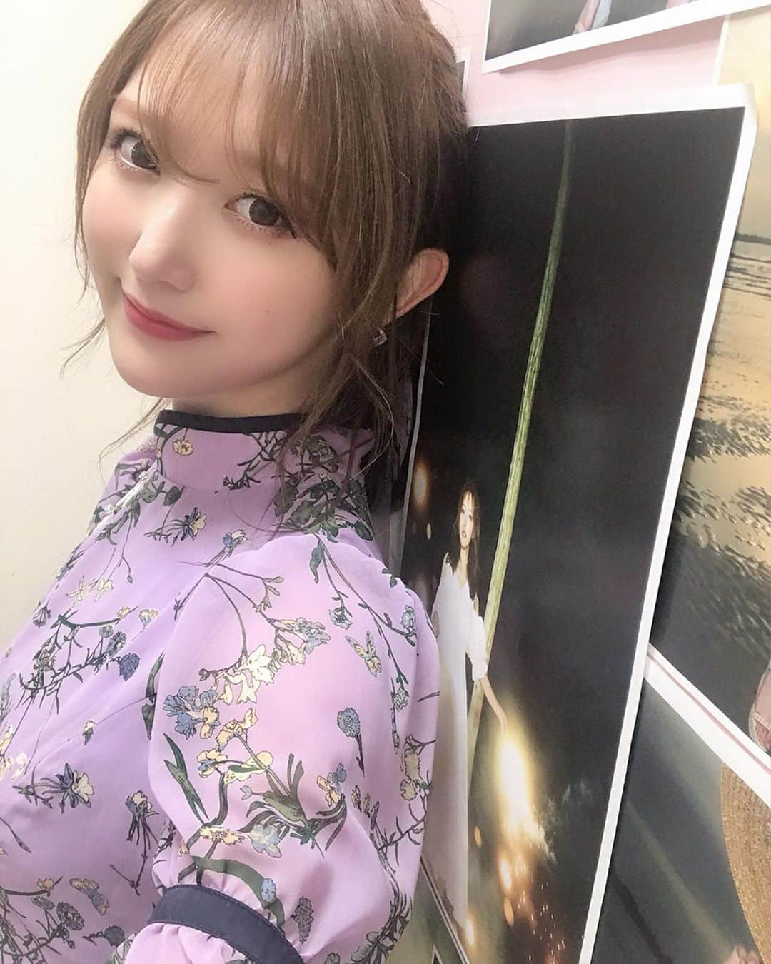 菅野結以さんのインスタグラム写真 - (菅野結以Instagram)「名古屋イベント 完 💐 @crayme_official ﻿ ﻿﻿ じつは今回のポップアップにむけて、﻿﻿ けっこう思いきった追加生産してたのだけど﻿﻿ まさかの売り切れ続出！うれし泣き﻿﻿ ﻿﻿ 新作着てるみんなかわいくてしかたなかった﻿﻿ 手紙もプレゼントもたくさんありがとうね﻿﻿ ﻿﻿ #ゆいしふく は今季のメインビジュアルにもなっている﻿﻿ Oriental Muse Dressにあわせて﻿﻿ パンプスもピアスもラベンダー🔮﻿﻿ ﻿ このワンピ超華奢見えする！って﻿ 着て感動してくれてるこ多くてうれしかた﻿ デザイン性だけじゃなくスタイルアップするシルエット作り、は﻿ 全型通してこだわってる部分なので自信あります﻿ ﻿﻿ ご好評につき今日も時間のかぎりレジ係してたら﻿﻿ 新幹線ぎりぎりで夜をかけぬけたよ🏃🏼‍♀️﻿﻿ #crayme #elope #popupshop #nagoya #event #outfit #ootd #lavender」6月9日 23時15分 - yui_kanno