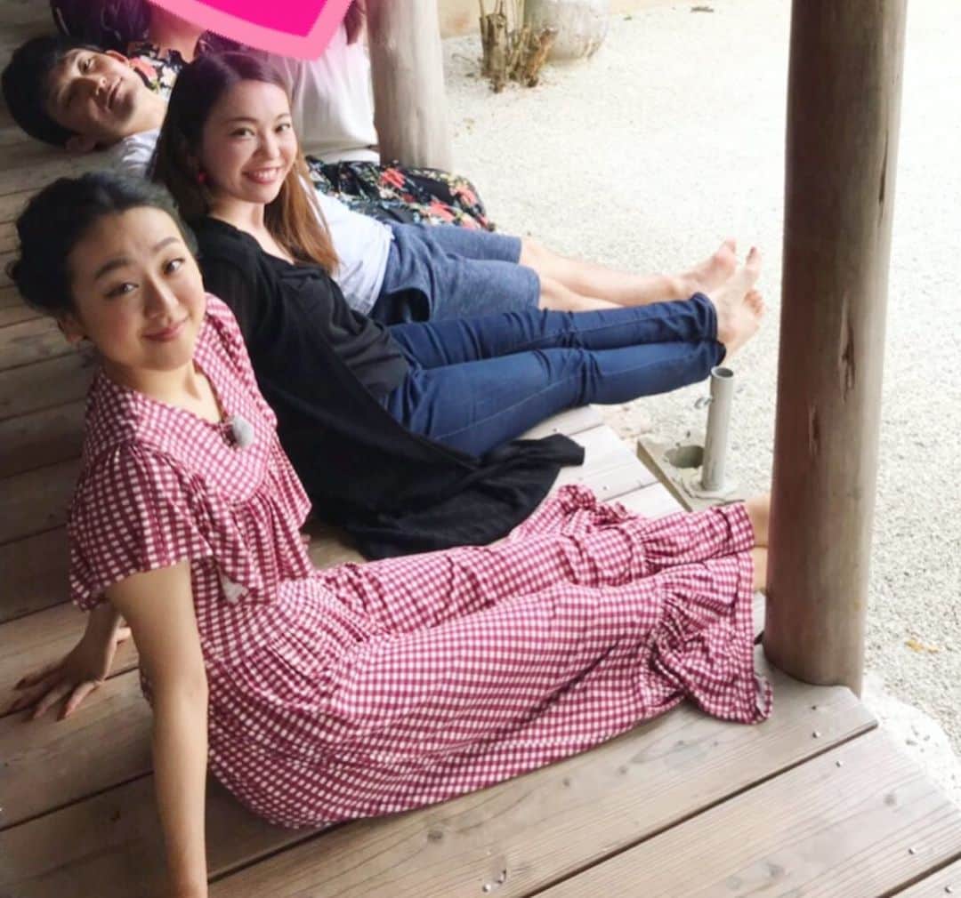 林渚のインスタグラム：「沖縄公演ありがとうございました🌺  お客さんのノリがものすごく良くて、盛り上げてくださって、滑っていてとても楽しかったです😊  そして、毎朝起きたらオーシャンビューで、幸せな気持ちになりました😍目の前に海いっぱい広がっていて、見てるだけでハッピー🏖💖 沖縄出身の友人あづささんにもお会いできて、嬉しかったです！ガイドブックもありがとうございました🙇‍♀️ オフアイスの時間も、メンバー皆で、パワースポットへ行ったり、沖縄そばを食べたり、とても充実していました✨  今回美味しかったのは、 ①ジーマミー豆腐 ②海ぶどう ③沖縄そば ④麩チャンプル ⑤紅芋タルト とくにジーマミー豆腐は、初めて食べて感動🥺❣️ また行きたいな💖  #浅田真央サンクスツアー #沖縄 公演 #アイスショー #maotour #okinawa」