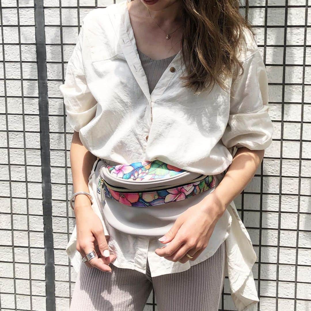 ラレイアのインスタグラム：「🌺 大好評 Colleen Wilcoxアートデザインの #ウエストポーチ 😍💓 ・ ボディバッグにもなるタイプで使いやすい🧡 ・ 梅雨の時期にも楽ちんなのでおすすめです✨ ・ 今なら #楽天スーパーセール でポイント20倍に☺️‼︎ おまとめクーポンも配布中です！ ・ こちらの商品は直営店にも入荷しております😄 ぜひcheckしてみてください🧡 @laleia_official  @colleenwilcoxgallery_jp  #colleenwilcox#art#hawaii#surf#beach#fashion#laleia#ハワイ#フォトジェニック#インスタ映え#インスタ女子#アロハ#ビーチ#海を感じる雑貨#ラレイア#アート#ビーチガール#サーフスタイル#大人カジュアル#ギフト#プレゼント#楽天#バッグ#コリーンウィルコックス」