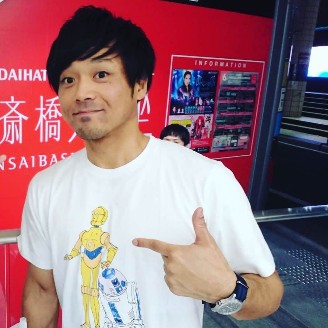 高本剛志さんのインスタグラム写真 - (高本剛志Instagram)「本日はねたねたライブ。 前回頂いたTシャツを早速着用！ で、またスターウォーズTシャツを頂きました！ そして北海道土産も頂きました！ 衣食を助けられまくる芸人です。 皆さん、ありがとうございます！ #UNIQLO #スターウォーズ #左肩にマスト君 #土方兄弟ヒロキ」6月9日 23時26分 - takamoto76