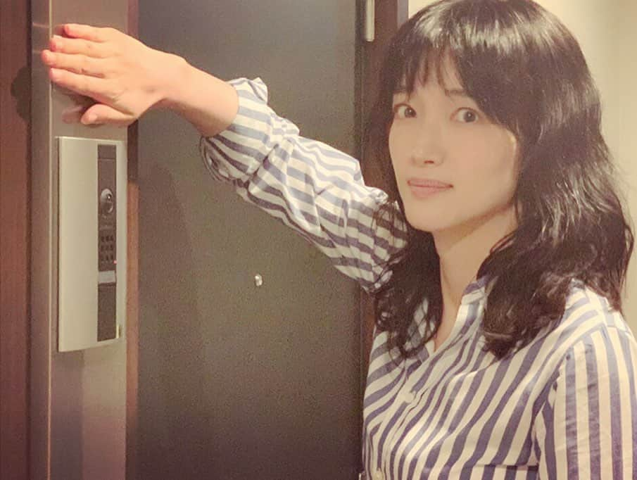 入山法子さんのインスタグラム写真 - (入山法子Instagram)「4月からわたし達の胸をザワザワさせ続けているドラマ『あなたの番です』のHuluオリジナルストーリー『扉の向こう301号室 尾野編』に出演させていただきます！ 本日より、配信スタートです。 翔太くんへのプレゼント攻撃がなかなか怪しい尾野さん…。扉の向こう、気になりますね。 ぜひ、覗いてください…！！ 奈緒さん、笠原秀幸さんと☺️ おや、わたしは何号室でしょうかね？😎 #あなたの番です」6月9日 23時28分 - iriyamanoriko_official