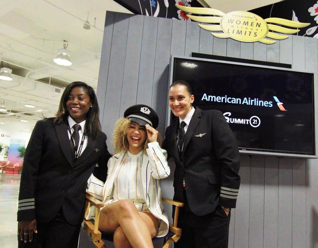 アメリカン航空のインスタグラム：「Our pilots sure know how to draw attention! We partnered with #Summit21 this past week to help ensure women and girls everywhere reach their highest potential.  See memorable moments from the event in our highlights!  #WomenWithoutLimits #AATeam」