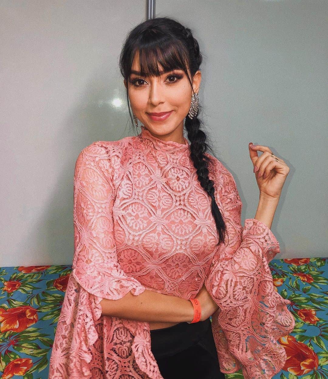 Gabriela Salesのインスタグラム：「Toda garota ontem no São João da Capitá kkkkk. E claro,  mais uma vez, a convite da @intimusoficial , que eu amo/sou/existo é sempre tá comigo. Já fiz até a minha trancinha “porreta” aqui no espaço Bar de Tranças, da Íntimus, tem várias ativações legais no evento. Lacrinhas, agora me contem: “Arretada”, “porreta”, “forte” ou “emotiva”, qual característica mais te representa estando menstruada ou não? Quero saber 😍#menstruadaounão #publi」