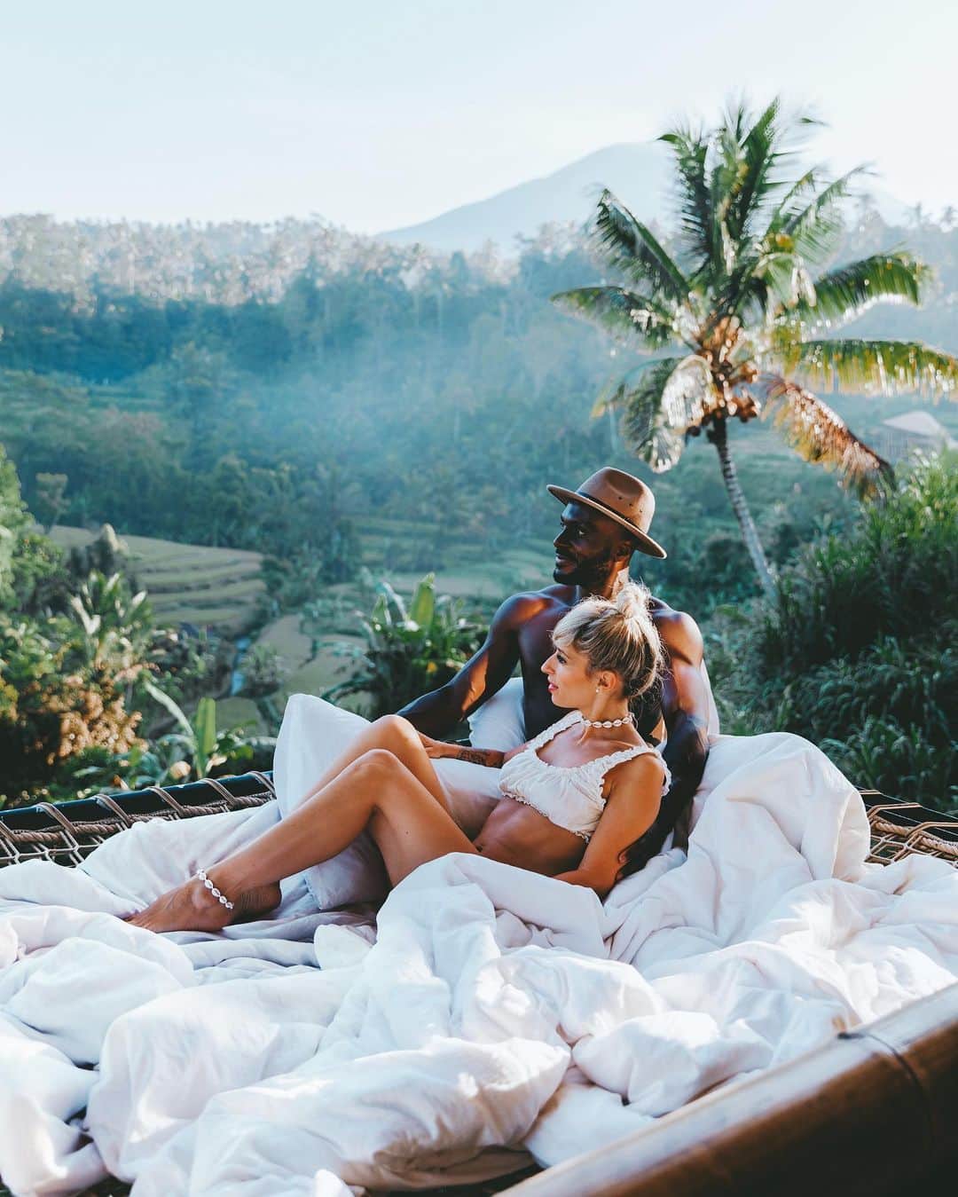 リリー＝ローズ・メロディのインスタグラム：「I hope you all had a wonderful weekend ( mine looked nothing like this 🙈). I could have written a caption describing how incredible waking up there, listening to the bird and enjoying this breathtaking view was but we all know that we didn’t sleep there and that it took a while ( a lot of poses and different angles ) for me to be happy with the shot 😝 Nevertheless, this place really felt like a dream and left us completely speechless ✨#lilyinbali」