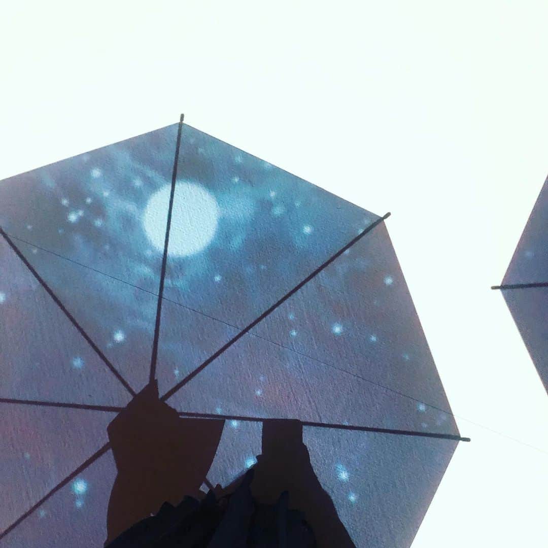 渡辺梨夏子さんのインスタグラム写真 - (渡辺梨夏子Instagram)「いよいよ梅雨入り☔️今日はちょっと空気が冷たかったですね〜。 この前、サントリー美術館に行ったときの、傘を使ったインスタレーションが面白かったことを思い出します。偏光フィルムの特別な傘を使うと、プロジェクターから投影される、いろんな景色を楽しめるのです☺︎傘をさすのが、たのしくなる仕掛け。  #サントリー美術館 #左脳と右脳でたのしむ日本の美  #informationorinspiration」6月9日 23時36分 - riiiico462
