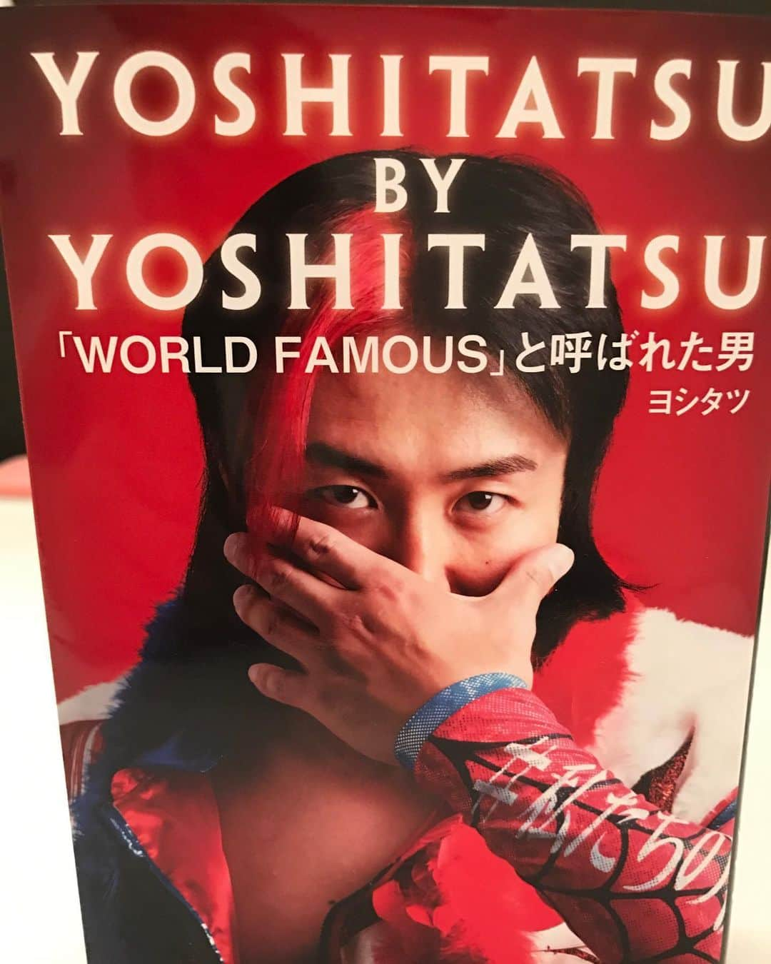 所英男さんのインスタグラム写真 - (所英男Instagram)「プロレスラー・ヨシタツ選手の「YOSHITATSU BY YOSHITATSU~WORLD FAMOUSと呼ばれた男」。まだ格闘技はじめるかはじめないかのピュアな頃、紙のプロレスを読んでた時を思い出せるほど！！めちゃくちゃ面白いです！！！世界一の舞台で活躍した男の話。運や実力だけでなく「感情」てのも成功には欠かせないんだなぁと改めて思いました。そうそうたるメンツのなか、コメント書かせていただきました^ ^ 出版社の徳間書店さんの加々見さんからも、とても熱いお手紙いただきありがとうございます！！ #yoshitatsu」6月9日 23時37分 - tokorohideo