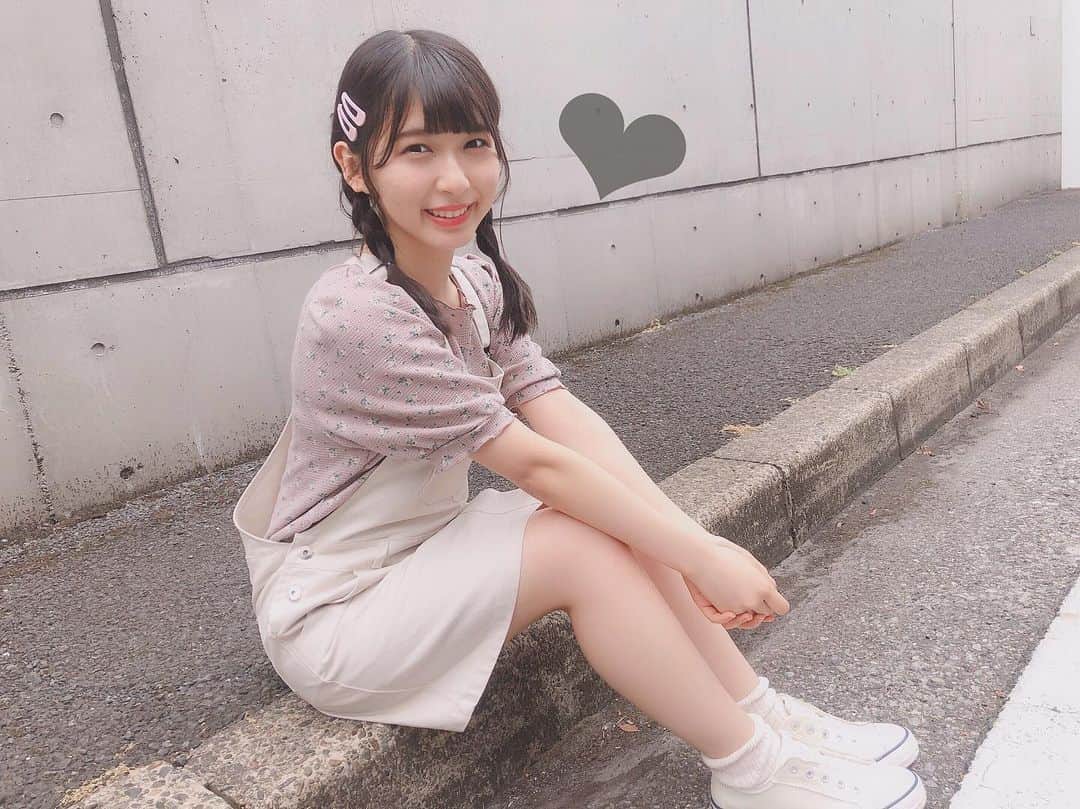 堺萌香のインスタグラム：「💐 . . . 今日の私服♥ . . いつもとは違う感じ🥰 . . . #サロペット  #花柄  #三つ編み #三つ編みアレンジ  #パッチンピン」