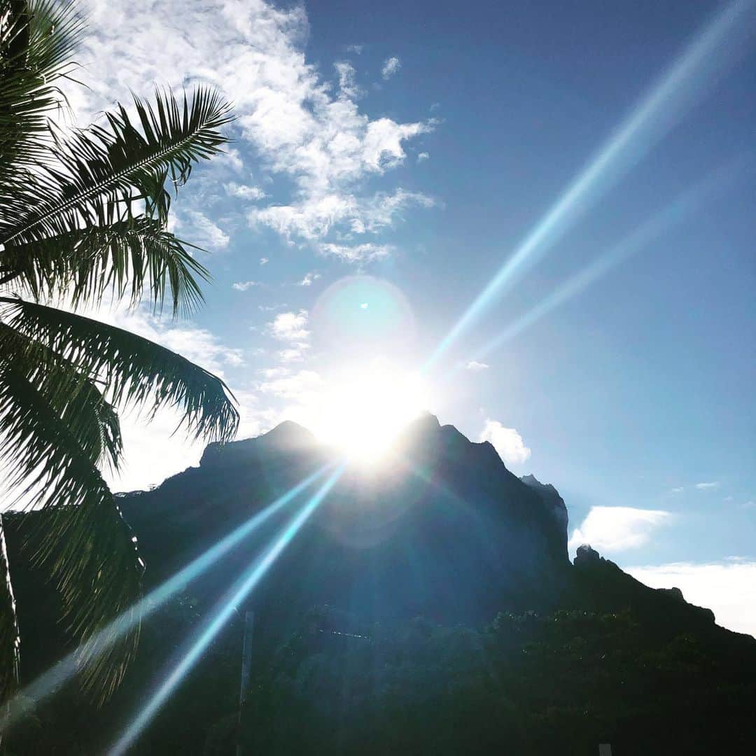 青木良文さんのインスタグラム写真 - (青木良文Instagram)「変化と挑戦が幸運の鍵を握る2019年。 初めて訪れる場所や、いつか行きたかった場所は、運気を強力に活性化してくれるそう。  令和になって最初に訪れた国は、タヒチのボラボラ島。  心を揺さぶる朝陽と夕陽 満天の星空に綺麗な青い海 雄大なオテマヌ山と掛かる虹  目に見る全てに運が開きっぱなし！ 最高のパワフルスポット。 新しい時代へ、未来が輝きました。  そしてこれからやってくる風の時代。 風は目に見えないもの。 だから目に見えないものが、さらに大切に。  ご縁や時間、体験に感動、楽しい思い出...。 タヒチの美しいブラックパールに導かれて、キラキラの時間や感動を共にした、 @yukaitaya さん @kouta5858 くん とのご縁に感謝です。  新しい一週間のはじまり。 そして、上半期もあと3週間！  新しい気持ち、新しい体験で、ほんの少しでもアップデートを。 ワクワクを忘れずにいきましょう！  #タヒチ #ボラボラ島 #レポートは後日 #madamefigarojpにて #ブラックパールに導かれ #ご縁が大切 #新しい場所 #新しい体験 #目から得るパワーは重いのほか影響大 #エアタヒチヌイ #コンラッドボラボラヌイ」6月9日 23時48分 - aokiyoshifumi