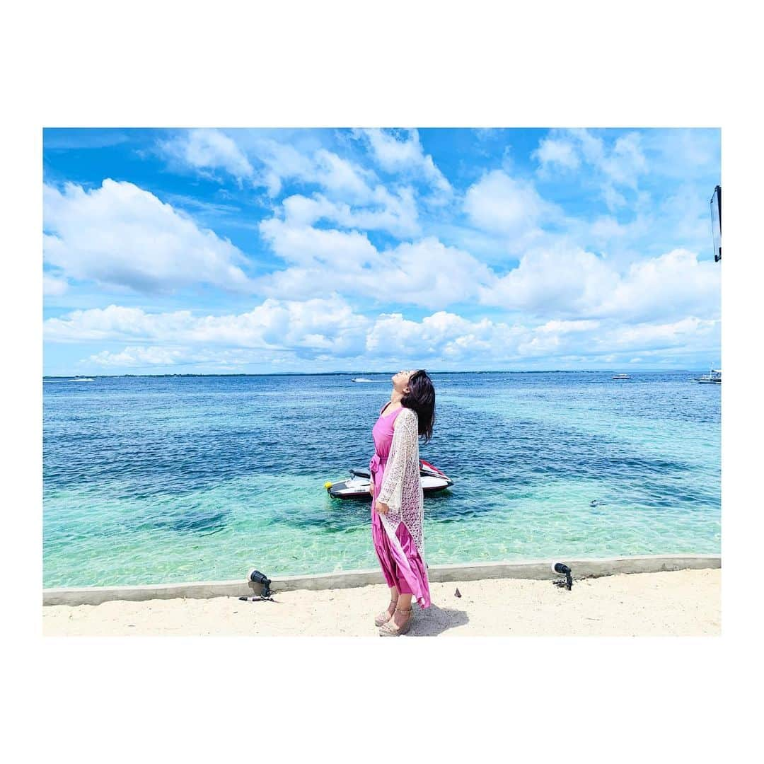 水崎綾女さんのインスタグラム写真 - (水崎綾女Instagram)「海🏖🏖🏖 いい感じのショットになったけど、これは本番前にいつもやる目をつぶって太陽を5秒くらい見るの。 そしたら、眩しくても目が開くからカメラ見ても半目にならないんだよ☺︎ * * #cebu #撮影 #Instagram #スポット #🇵🇭 #philippines #philippines🇵🇭 #留学 #shooting #photography #phot #shot #sea #sky #beauty #beautiful #裏ワザ」6月9日 23時45分 - misakiayame