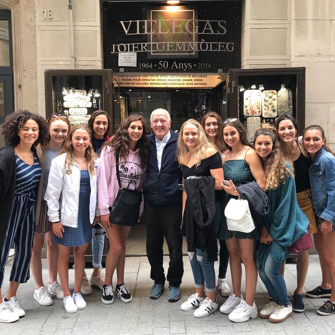 アンドレア・フエンテスのインスタグラム：「The @usasynchront visiting the man who brought #Synchro to Spain. Cesar Villegas, saw Synchronized Swimming for the first time when the USA National Team performed in Spain 50 years ago. He decided to create @cn_kallipolis in Barcelona. The first club of the country. 50 years later, me, from @cn_kallipolis I come to visit him with my team, the USA National Team. Thank you for creating my passion to both of you, Cesar and USA 🇺🇸! Both in my heart ❤️」