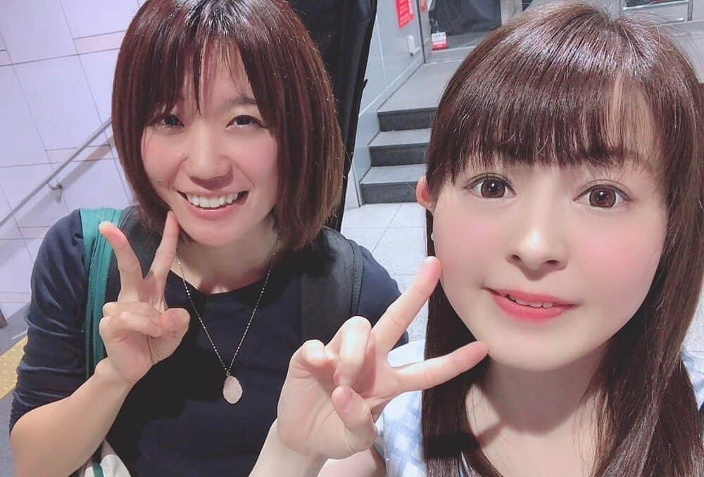 山本かおりさんのインスタグラム写真 - (山本かおりInstagram)「#ユカニコ たん🐰❣️ #杉山結香 #japaneseguitarist #japanesemusician #guitargirls #山本かおり #shibuyacrossing #myguitarfriend #일본뮤지션 #기타 #셀」6月9日 23時50分 - mochamocchan