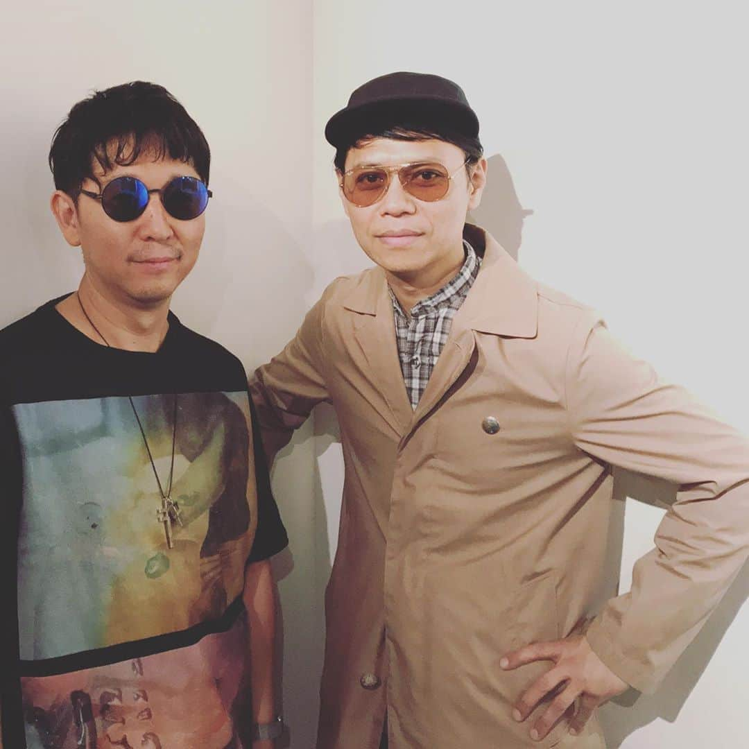 Taku Takahashiさんのインスタグラム写真 - (Taku TakahashiInstagram)「大沢伸一  僕がもの凄く尊敬をしているアーティストのひとり、そして友人としても接してくれる大沢さん。大学生の頃に彼のプロジェクト「Mondo Grosso」が大好きになって、まさか将来、一緒に仕事をしたり、遊びにいったり、悩み相談にのってもらえるなんて想像もつかなかった。  ぶっちゃけ、僕の作品を聴いてくれてる人からしてみると、大沢さんの作品って作風全然違うはず。メロのスタイルとか好きなコード、音色の選び方のポイントとか全般的に違うような気がする。でも、僕の「音楽的自我」を芽生えさせたアーティストなのは間違いない。あ、エレクトロ作ってる時はまんま似てるのあったね。まあ、それはそれで。  僕は彼の作品だけでなく、彼のアーティストやプロデューサーとしての姿勢に感銘を受けている。メジャーのシーンで活動しつつも、どんなに年齢を重ねていっても「自分の信じてるもの」を貫く。凄くリアルにロックな人。  直感を大事にして、カッコ悪いと思うものは排除する。「へうげもの」で言うと千利休みたいな人(自分を古田織部って言うのもおこがましいけど)。ただ、決してスーサイダルではなく、ちゃんと考えて物事も進める部分もプロデュース能力高いなって思わせられる。  インタビューで僕がカッコつけて言ってきたフレーズは、大沢さんの言葉から影響受けてるような気がする。大沢さんを参考にしたり真似をすると絶対ケガをするんだけどね（笑）。何故ならそれは大沢さんにしか出来ないことだから。最近の作品も色々とアンチテーゼ出してきてて、リスナーとしてもドキドキさせられてる。  I’ve been a big fan of Shinichi’s project “Mondo Grosso” since I was a college student.  He has given me a lot of influence in music production.  Despite the fact that our taste of melody,  chord progression and sound is totally different,  he made me who I am.  His “punk spirit” attitude has given me a lot of influence too.  You guys need to check his latest work if you still haven’t.  Although he belongs to a major label,  and also is older than a lot of artists,  Shinichi is one of the most experimental and innovative artists in Tokyo.」6月9日 23時51分 - takudj