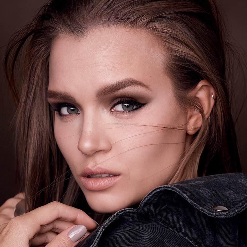 Maybelline New Yorkさんのインスタグラム写真 - (Maybelline New YorkInstagram)「Our girl @josephineskriver gets those perfect brows with the #tattoobrow waterproof gel in ‘warm brown’. #mnyitlook #mnybrows」6月9日 23時52分 - maybelline