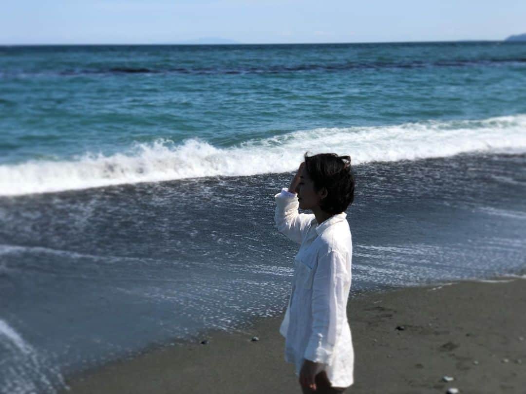 大村彩子のインスタグラム：「5月、更新しないまま過ぎてることに今さら驚く夜。(もう6月も9日過ぎてる…!) これは5月の写真。  #海#潮騒#外は雨の音#おやすみ」