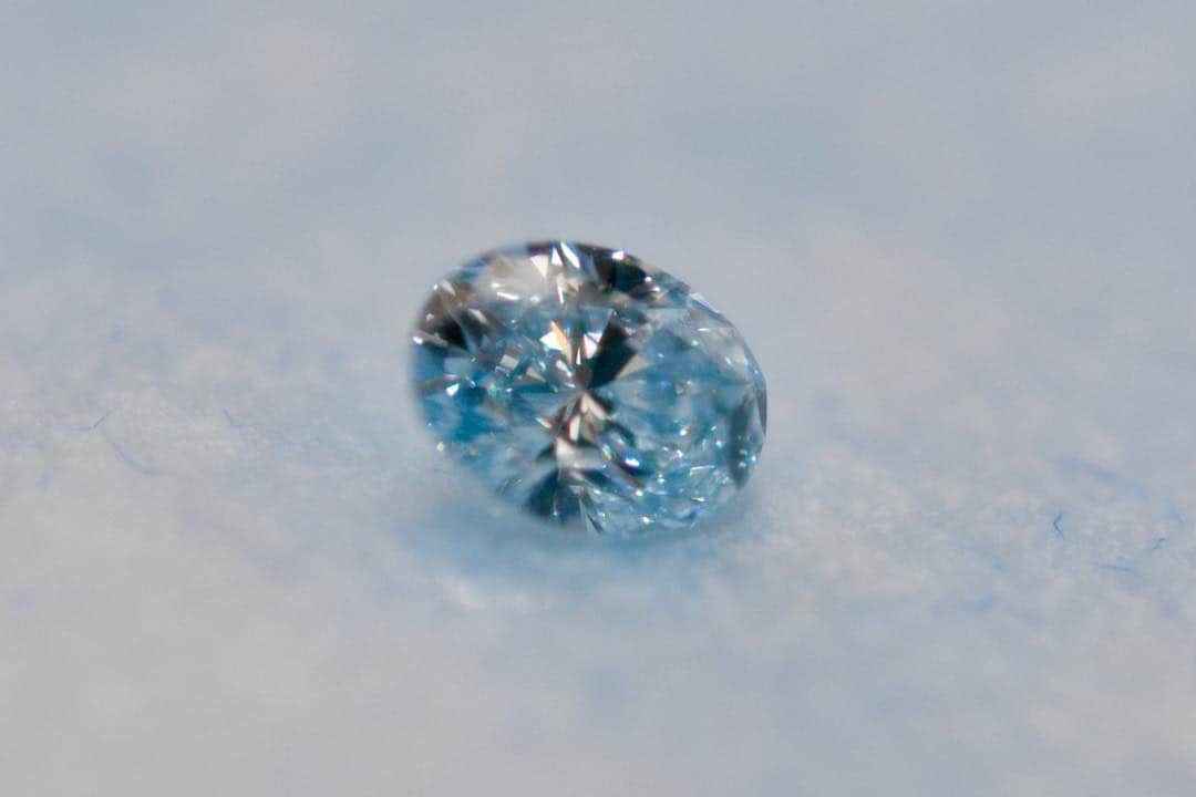 中野猛さんのインスタグラム写真 - (中野猛Instagram)「ピンクダイヤモンドは１万分の１の出会い。  ブルーダイヤモンドは１０万分の１の出会い。  ブルーダイヤモンドとの出会いは、それほどに難しい。  地球が生み出した天然のブルーは ボロンとフッ素の影響を受けてこの彩りになるといわれています。  ハイジェラーでもほとんど扱いのない、ブルーダイヤモンド。  扱いがある場合は予測のつかない値段で紹介されます。  天然のブルーダイヤモンドの世界は 誰しもが簡単には踏み入れることのできない閉ざされた世界。  しかし...その奇跡を人間の叡智の結集であるラポグロウンダイヤモンドなら見ることができます。  天然か養殖かなんてどうでも良いわけで、美しいか美しく無いかが大事。  #ブルーダイヤモンド #ラポグロウンダイヤモンド #見たい人だけいいね #神の美しさを見せてやる」6月9日 23時57分 - takeshi__nakano